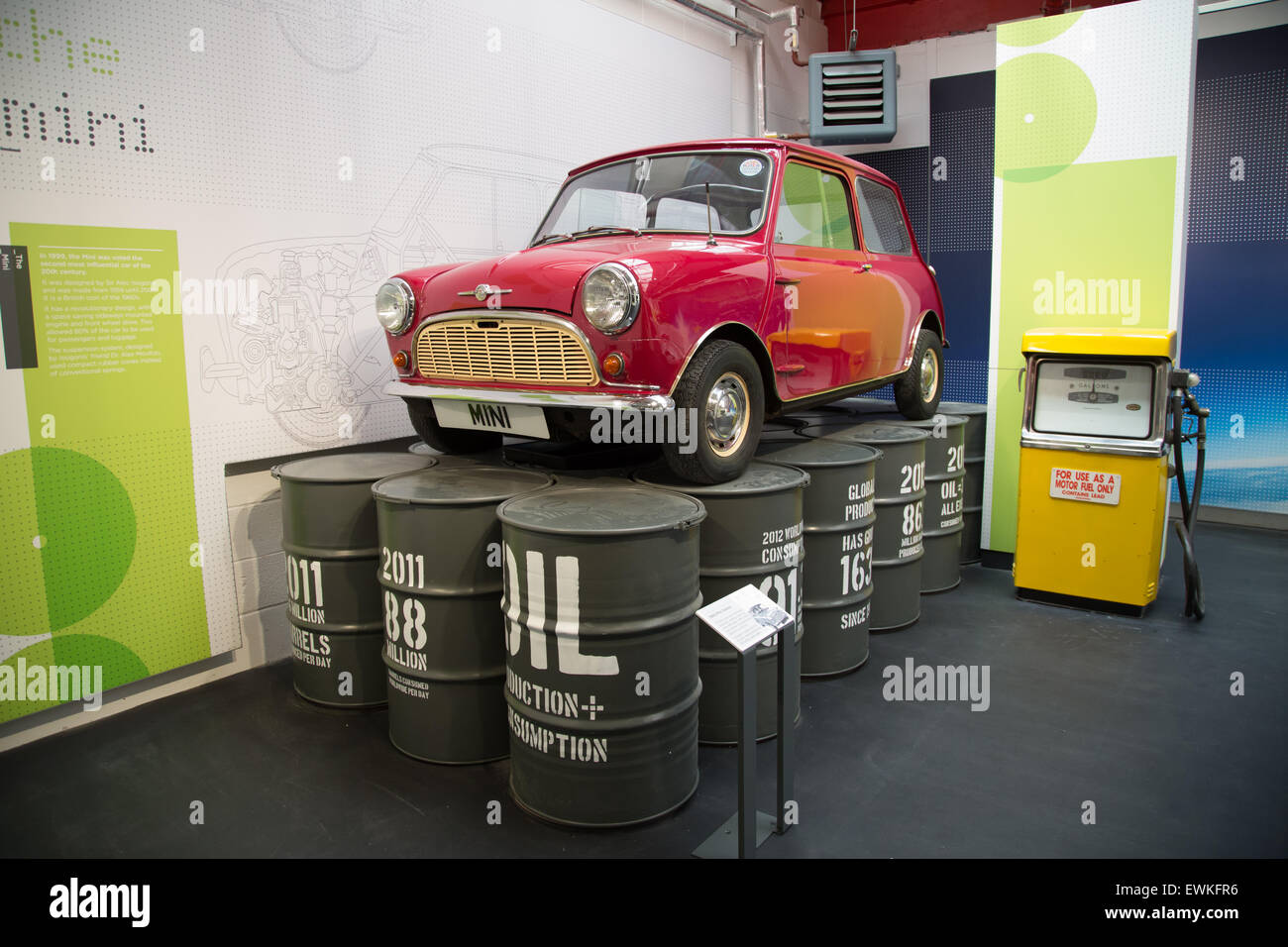 Un vintage red mini auto sul display a Coventry Transport Museum Foto Stock