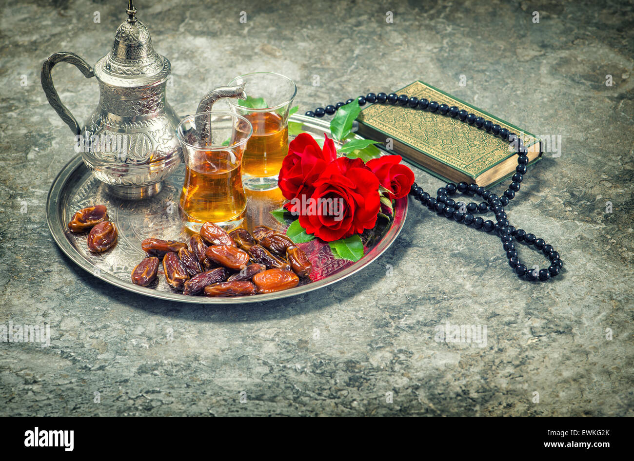 Il tè e il Red Rose fiore, libro sacro Corano e di Rosario. Festività islamiche decorazione. Il Ramadan kareem. Eid Mubarak. Ospedale Orientale Foto Stock
