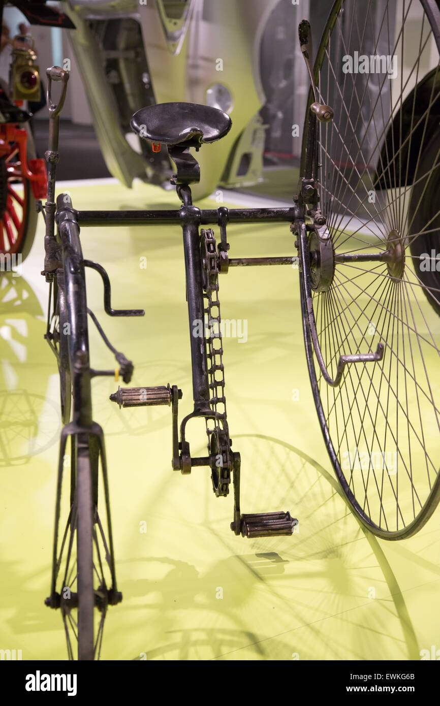 1878 triciclo rotante sul display a Coventry Transport Museum Foto Stock