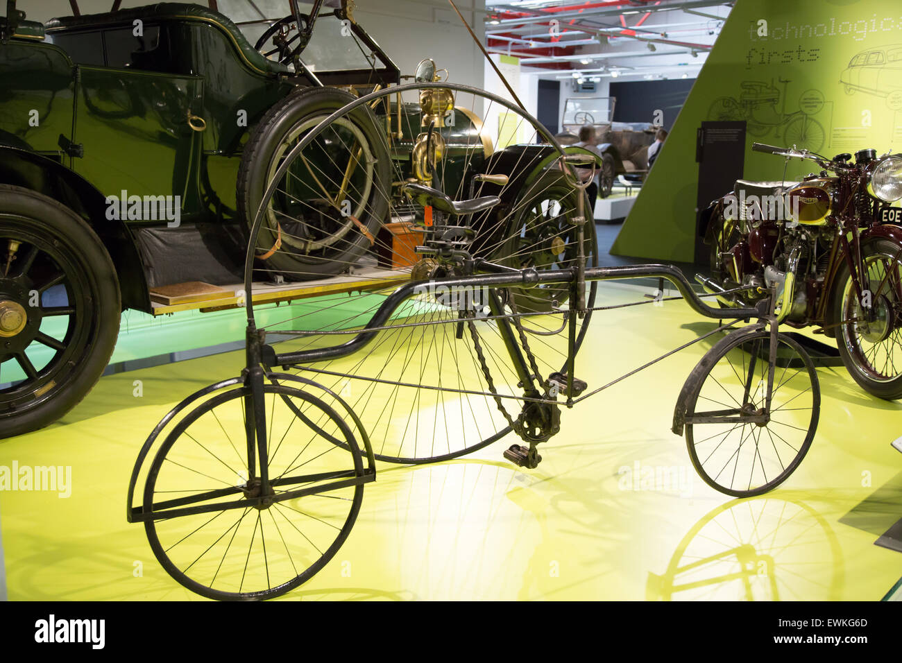 1878 triciclo rotante sul display a Coventry Transport Museum Foto Stock