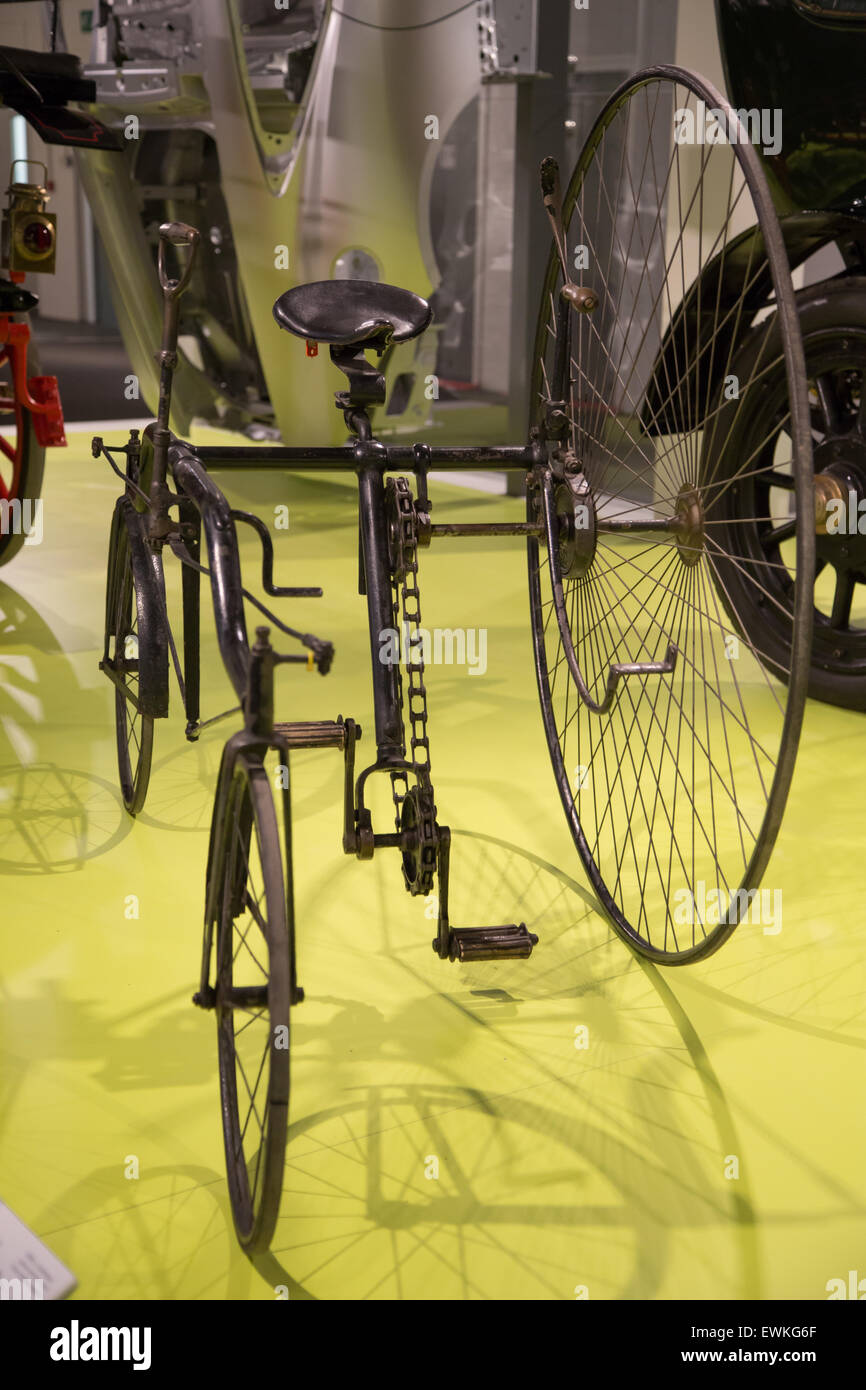1878 triciclo rotante sul display a Coventry Transport Museum Foto Stock