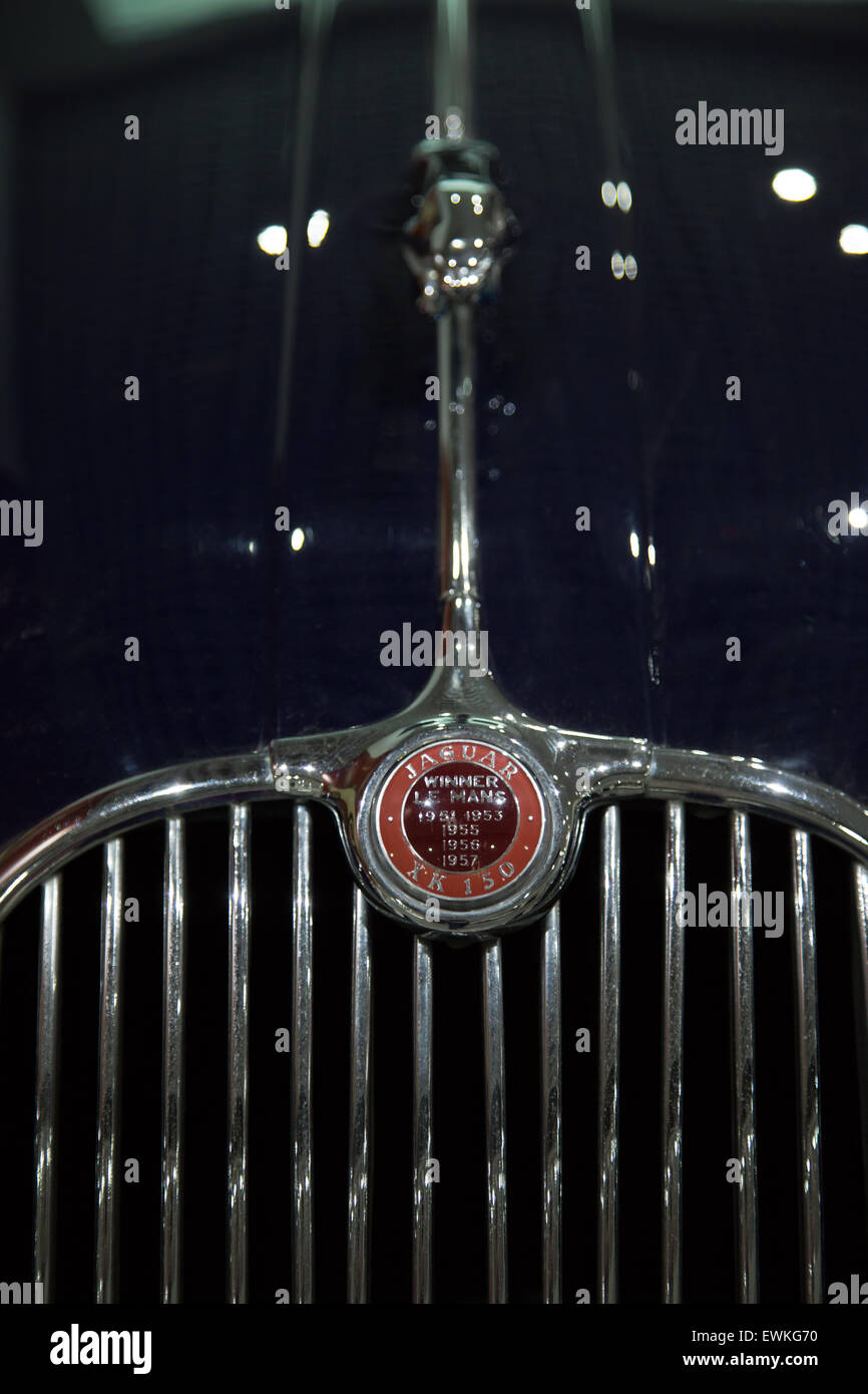 Close up classic jaguar la griglia e il badge sul display a Coventry Transport Museum Foto Stock
