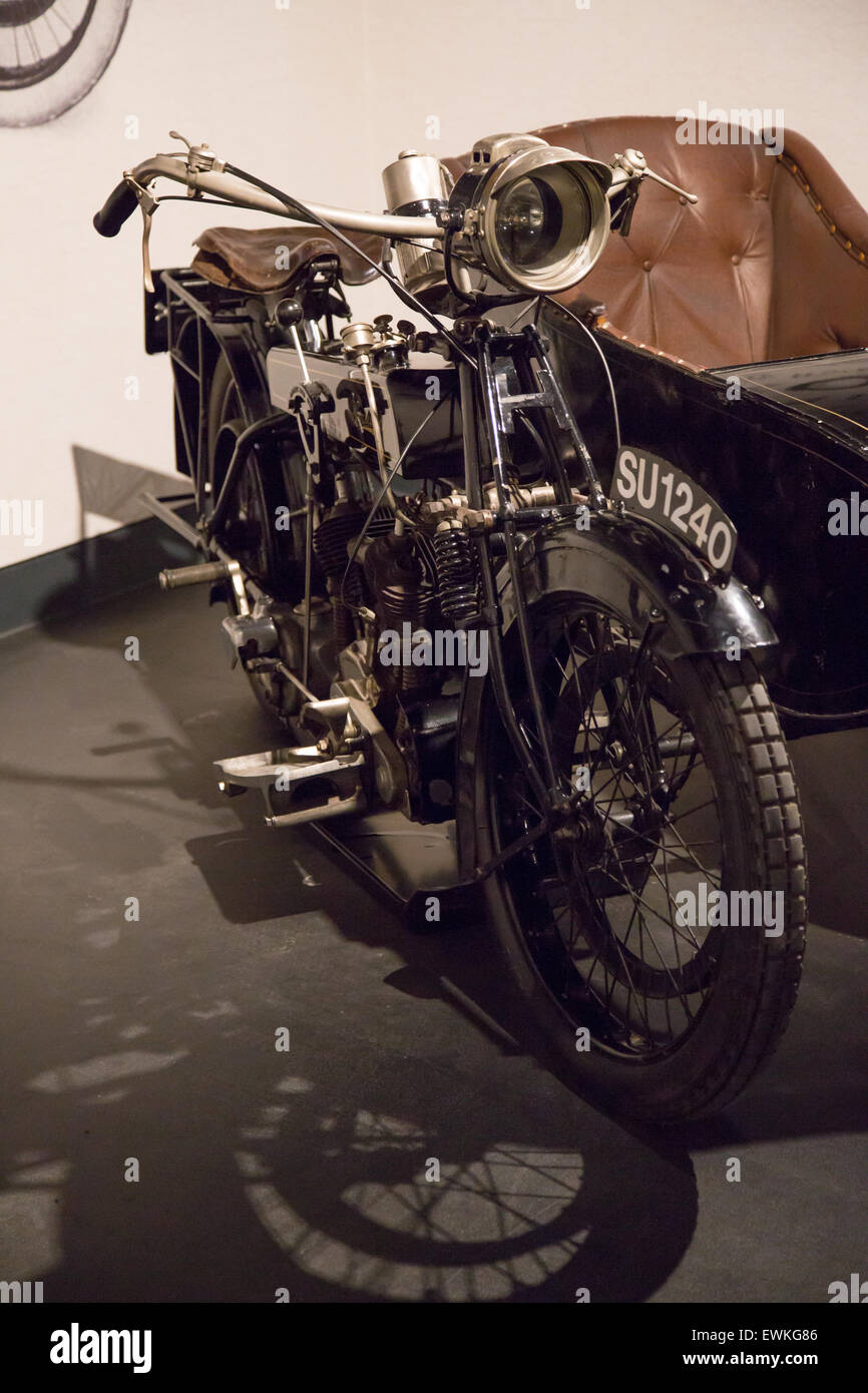 Moto d'epoca sul display a Coventry Transport Museum Foto Stock