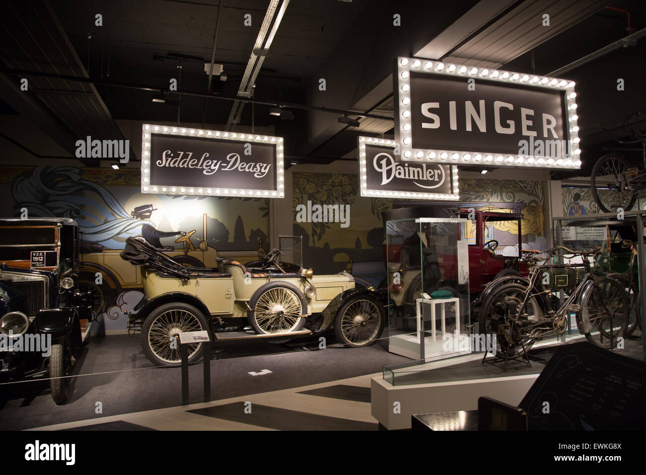 Cantante, Siddeley-Deasy e Daimler vintage antiche insegne luminose sul display a Coventry Transport Museum Foto Stock