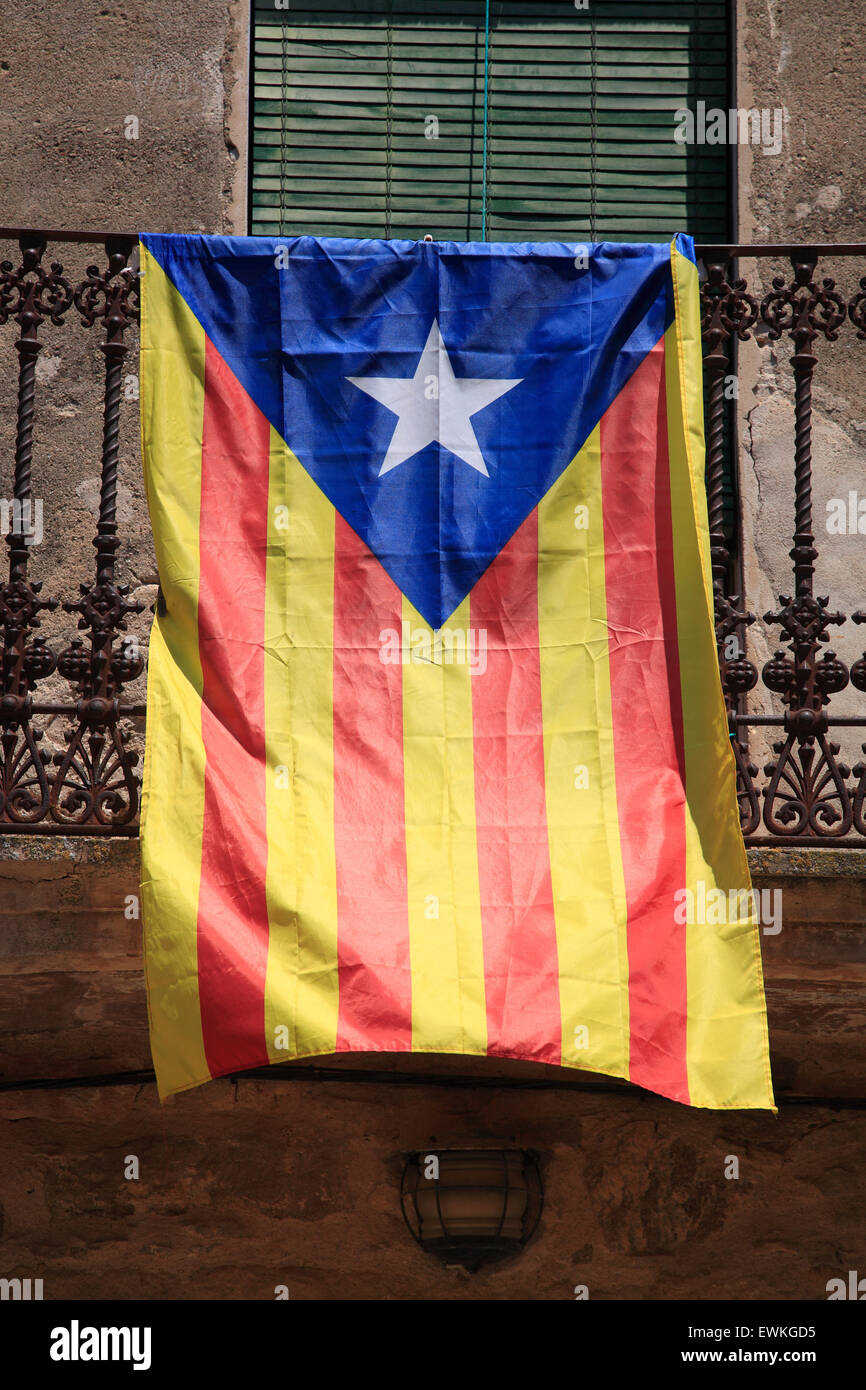 La Catalogna indipendenza bandiera nel vecchio villaggio Peratallada, Catalogna, Spagna, Europa Foto Stock