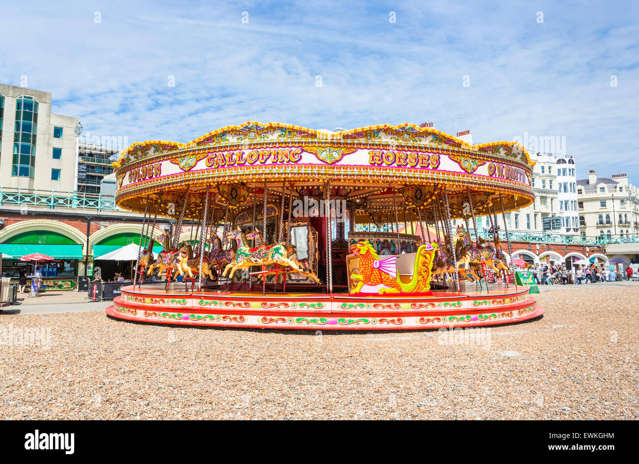 Tutto il divertimento della fiera: colorful 'Golden al galoppo carosello di cavalli sul lungomare su una luminosa giornata estiva, Brighton, Regno Unito Foto Stock