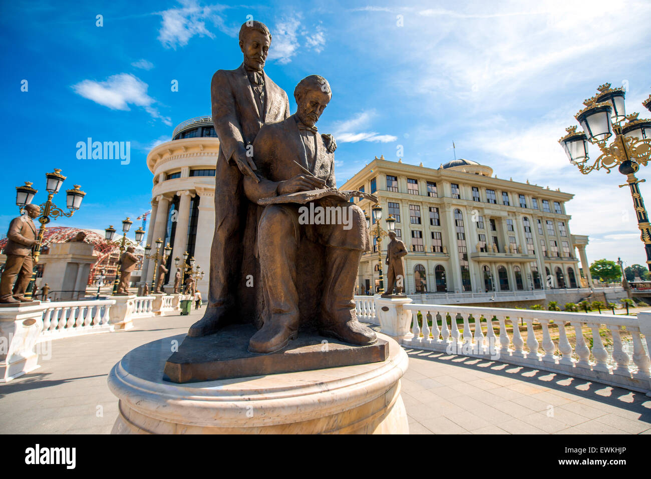 Sculture sul ponte di arte di Skopje Foto Stock