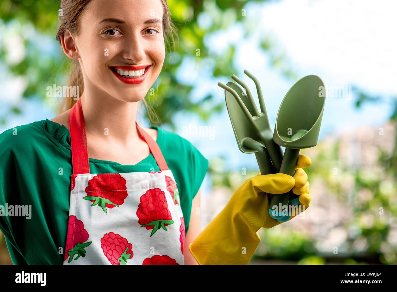 Ritratto di una giovane donna giardiniere Foto Stock