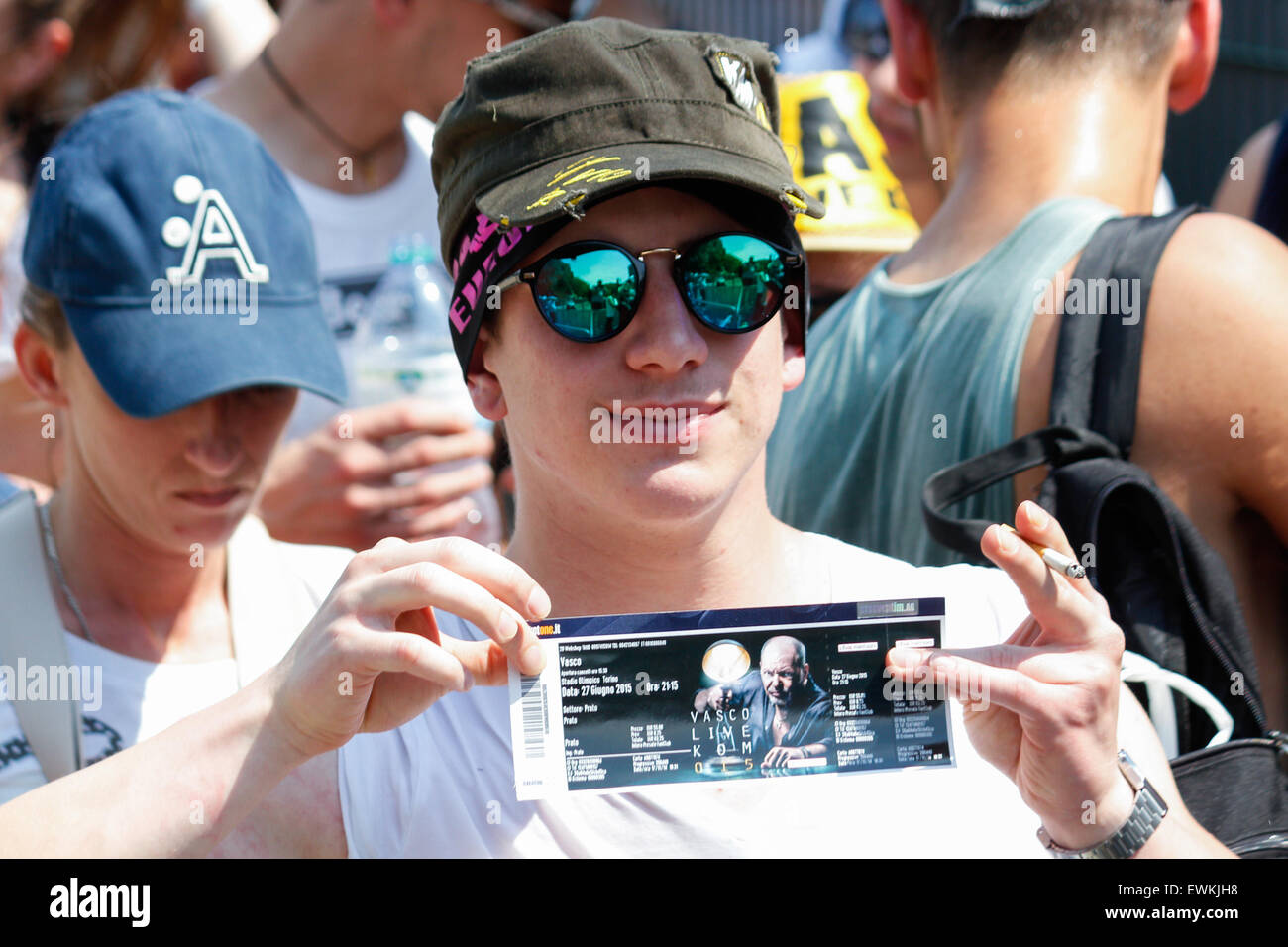 Torino, Italia. Il 28 giugno, 2015. Un fans mostra il biglietto concerto  vasco rossi 'Live Kom 2015'. Vasco Rossi, anche noto come Vasco o con il  soprannome di Il Blasco, è un