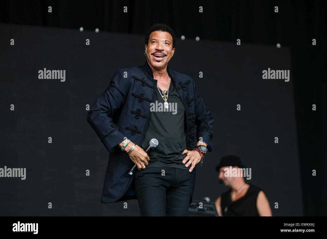 Glastonbury Festival, 28 giugno 2015, England Regno Unito. Lionel Richie suona dal vivo sulla fase della piramide nel giorno finale del festival di Glastonbury 2015. Credito: Francesca Moore/Alamy Live News Foto Stock