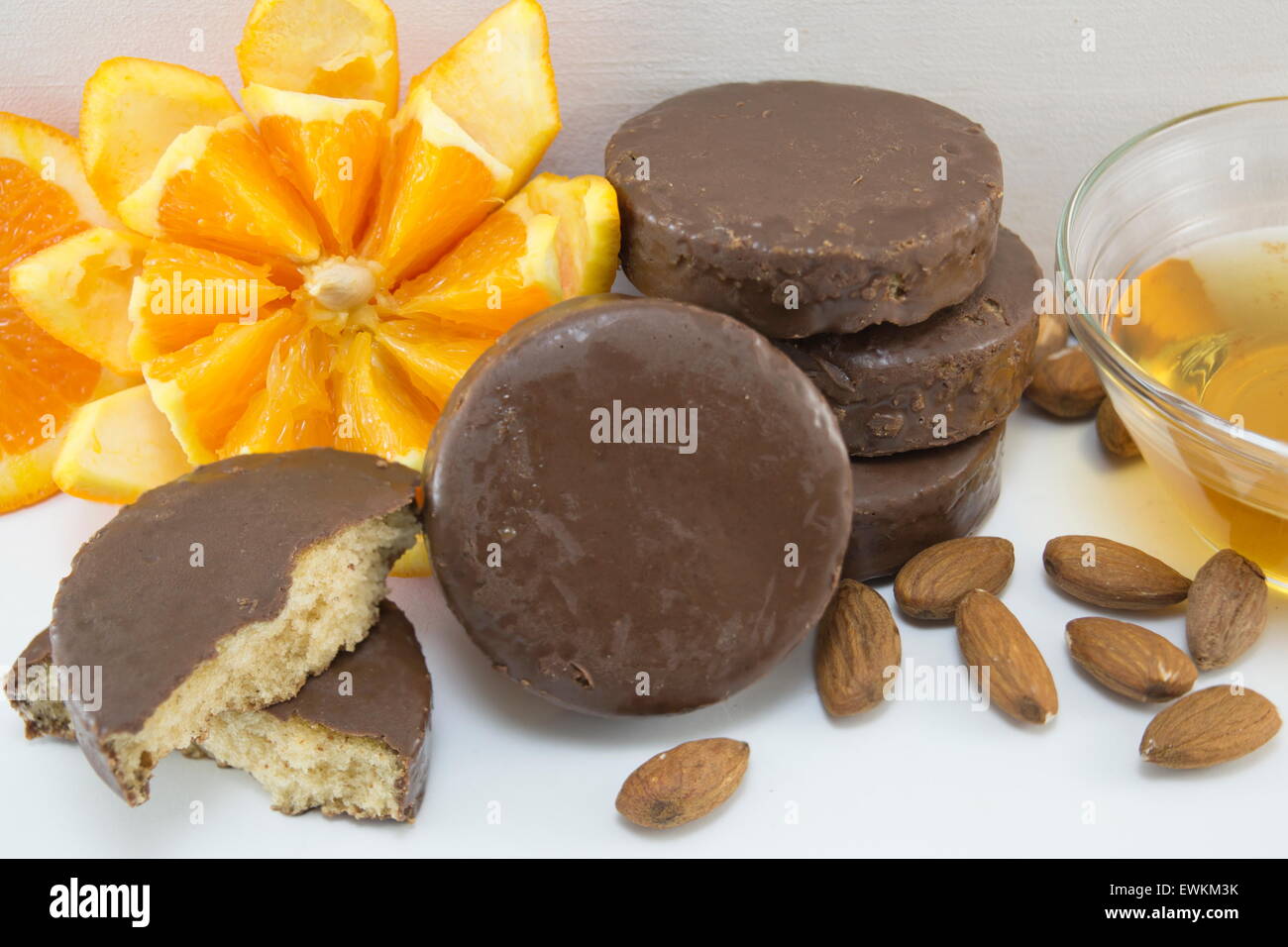 Soffici biscotti al cioccolato decorato con succo di arancia e mandorle Foto Stock