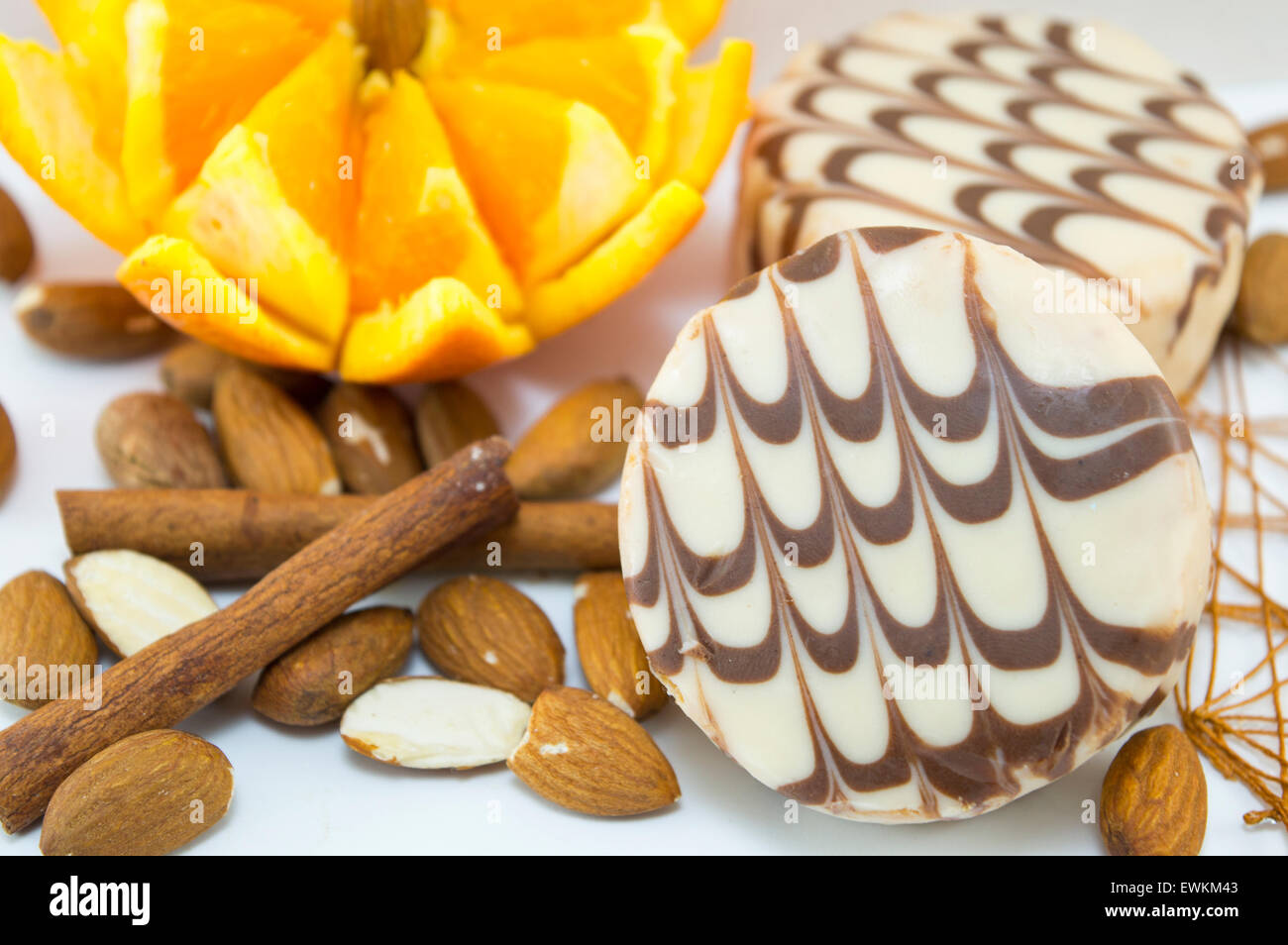 Bianco e nero biscotti al cioccolato decorato con succo di arancia cannella e mandorle Foto Stock
