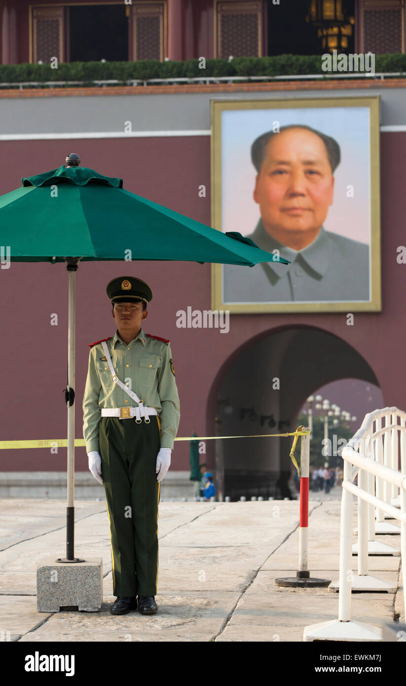 Sta di guardia in particolare attenzione prima di Mao ritratto presso la Porta della Pace Celeste, Piazza Tiananmen, Pechino, Cina Foto Stock