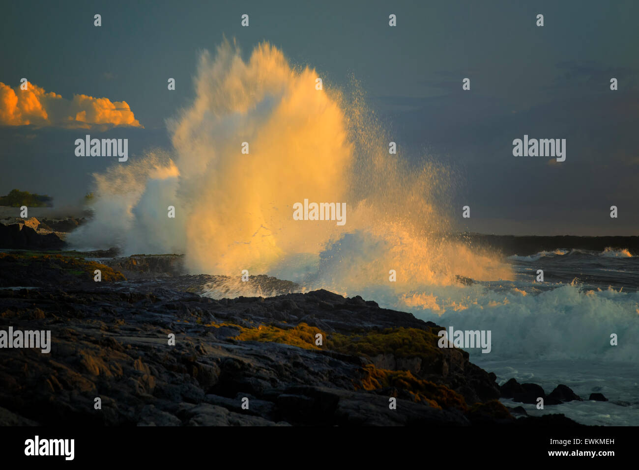 Onda di tempesta al tramonto alle Hawaii Big Island Foto Stock