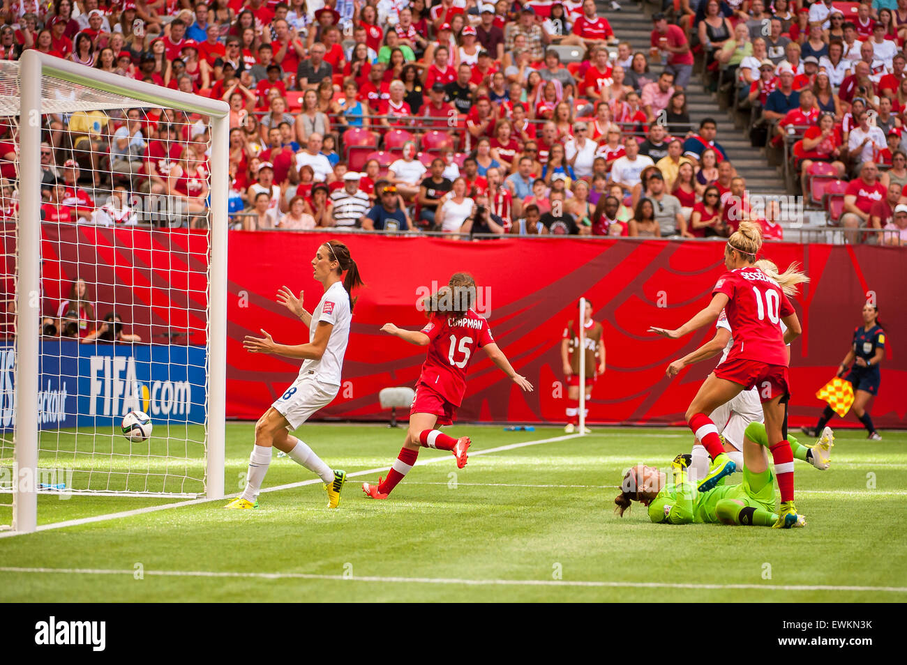 Vancouver, Canada. Il 27 giugno, 2015. I giocatori reagiscono dopo un Inghilterra near miss shot su obiettivo durante la quarterfinal match tra Canada e Inghilterra al FIFA Coppa del Mondo Donne Canada 2015 presso lo Stadio BC Place. In Inghilterra ha vinto la partita 2-1. Credito: Matt Jacques/Alamy Live News Foto Stock