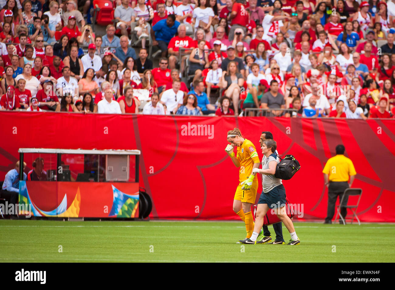 Vancouver, Canada. Il 27 giugno, 2015. In inghilterra il portiere Karen Bardsley (#1) lasciando il passo durante il quarterfinal match tra Canada e Inghilterra al FIFA Coppa del Mondo Donne Canada 2015 presso lo Stadio BC Place. In Inghilterra ha vinto la partita 2-1. Credito: Matt Jacques/Alamy Live News Foto Stock