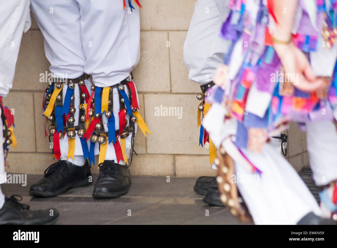 Poole, Dorset, Regno Unito. Il 28 giugno, 2015. Poole Folk sul quay festival con morris ballerini danzare Inglese tradizionale con danze da tutto il sud e ovest dell'Inghilterra oltre i due giorni della manifestazione, così come gli eventi musicali. Un panno umido per iniziare la seconda giornata non scoraggiare gli spiriti. Credito: Carolyn Jenkins/Alamy Live News Foto Stock