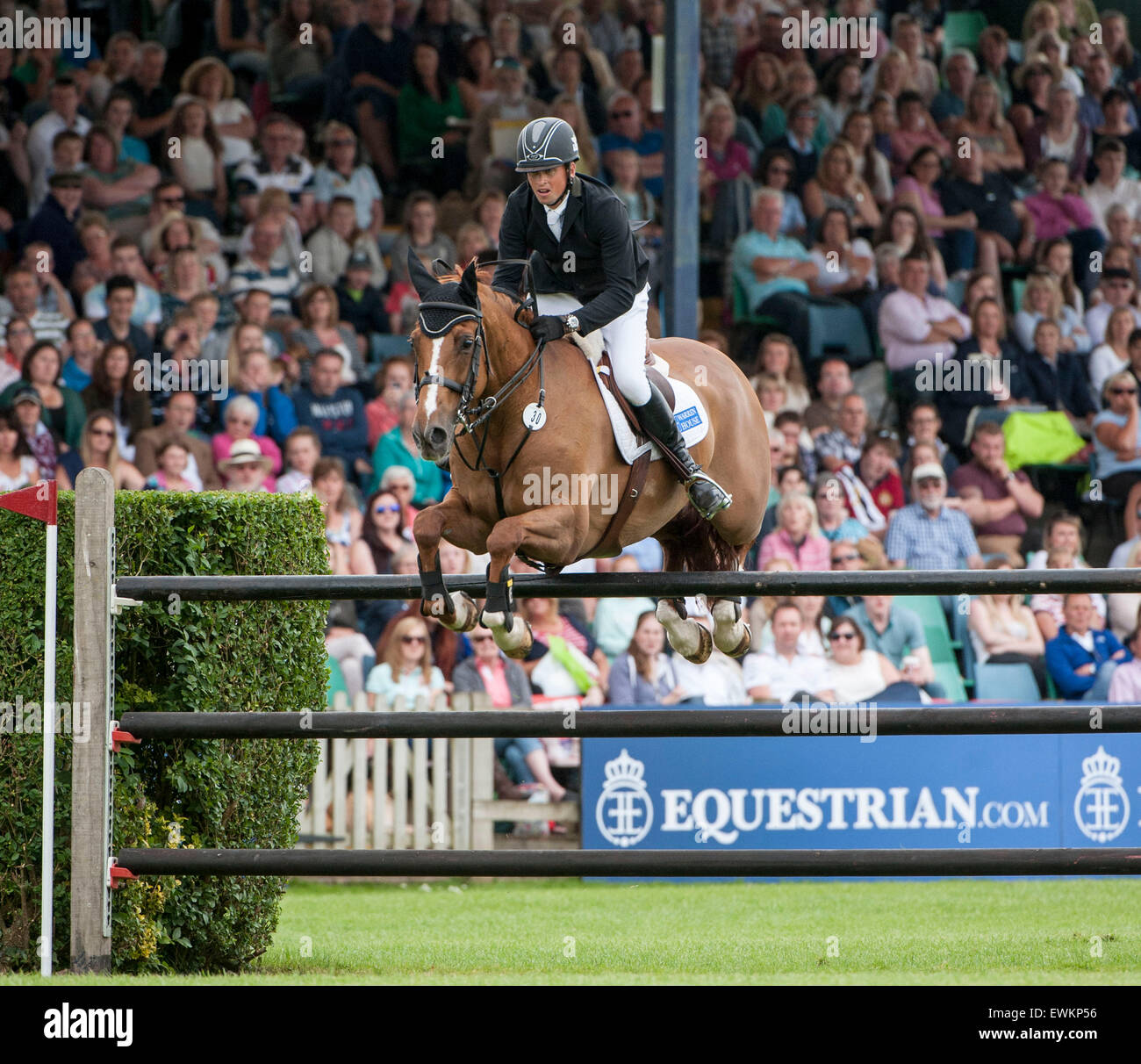 Hickstead, UK. Il 25 giugno, 2015. Trevor BREEN [IRL] LOUGHNATOUSA equitazione W B durante il Equestrian.Com Derby. Stato è andato a vincere l'evento. Credito: Stephen Bartolomeo/Alamy Live News Foto Stock