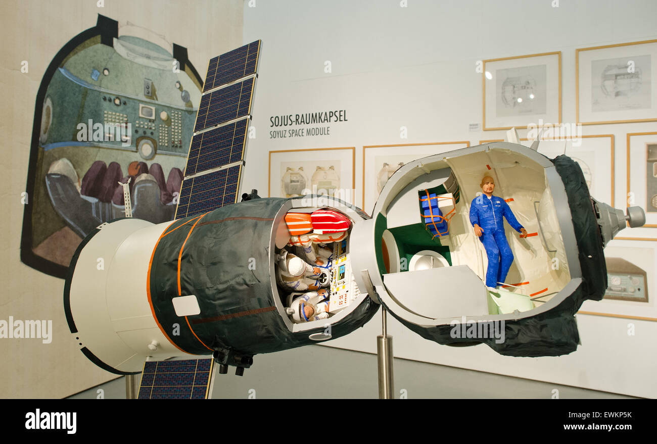 Il modello di un russo Soyuz capsula è in mostra 'Design per il Soviet Space Program - Galina Balashova, architetto' al Tedesco Museo di Architettura in Frankfurt am Main, Germania, 25 giugno 2015. La mostra presenta una raccolta di disegni o modelli per i cosmonauti sovietici e può essere visto dal 27 luglio al 15 novembre 2015. Foto: Christoph Schmidt/dpa Foto Stock