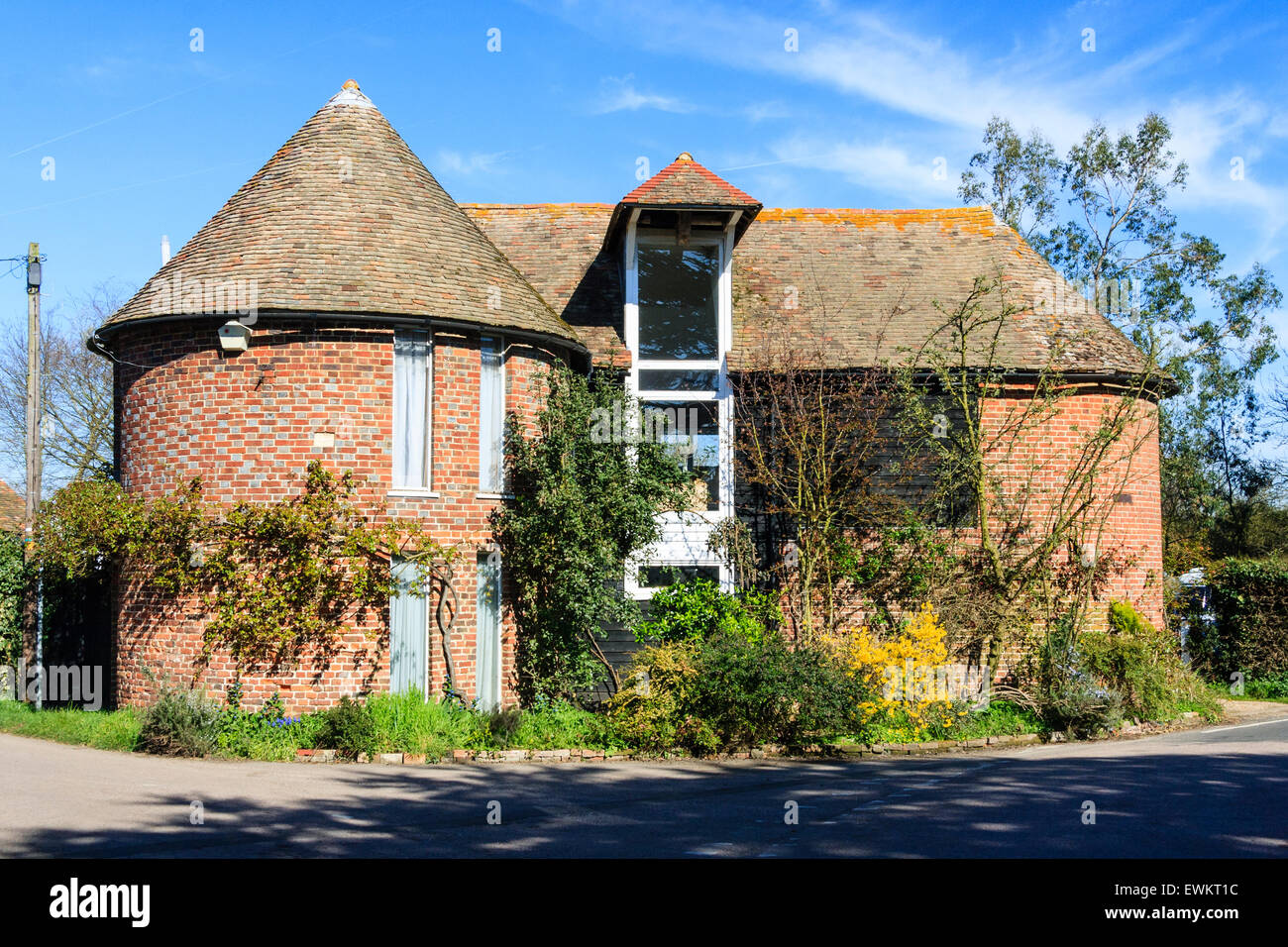 Ex Oast House o di luppolo in forno, convertita in elegante casa di abitazione nel Kent villaggio di Ickham in Inghilterra. Cielo blu sullo sfondo. Foto Stock