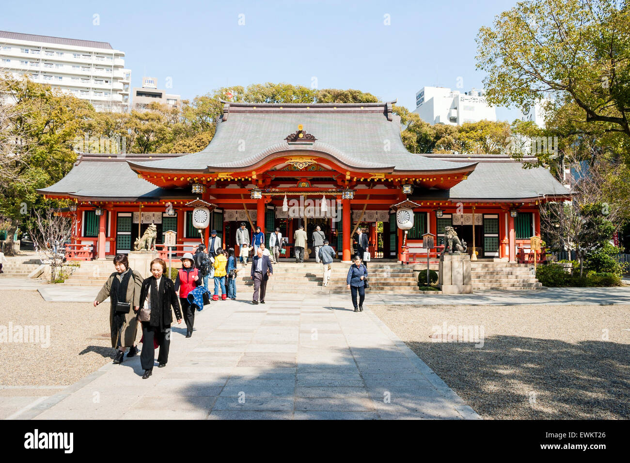 Giappone, Kobe, Ikuta santuario scintoista. Il percorso che conduce alla Honden o Shinden, cancellare i cieli blu tettuccio Foto Stock