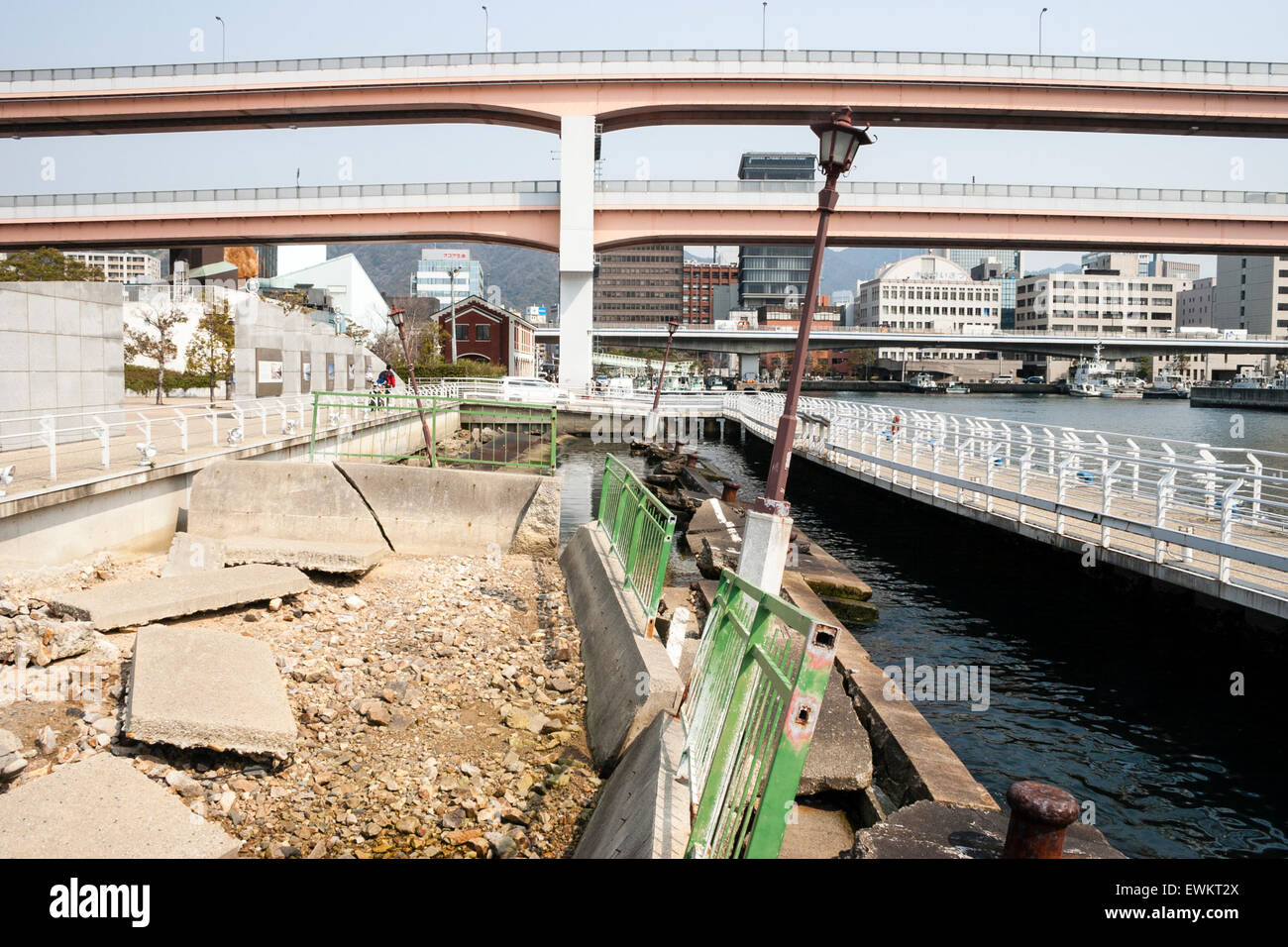 Il porto di Kobe terremoto Memorial Park sul lungomare. La conservazione di una porzione del vecchio waterfront danneggiato durante il terremoto del 1995. Foto Stock