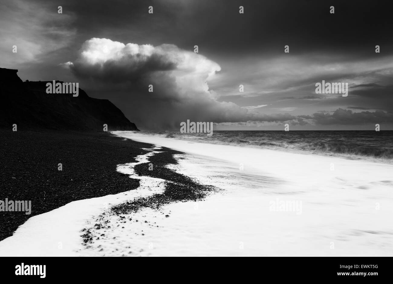 Passando la tempesta. Seatown Beach. Jurassic Coast Sito Patrimonio Mondiale. Il Dorset. Regno Unito. Foto Stock