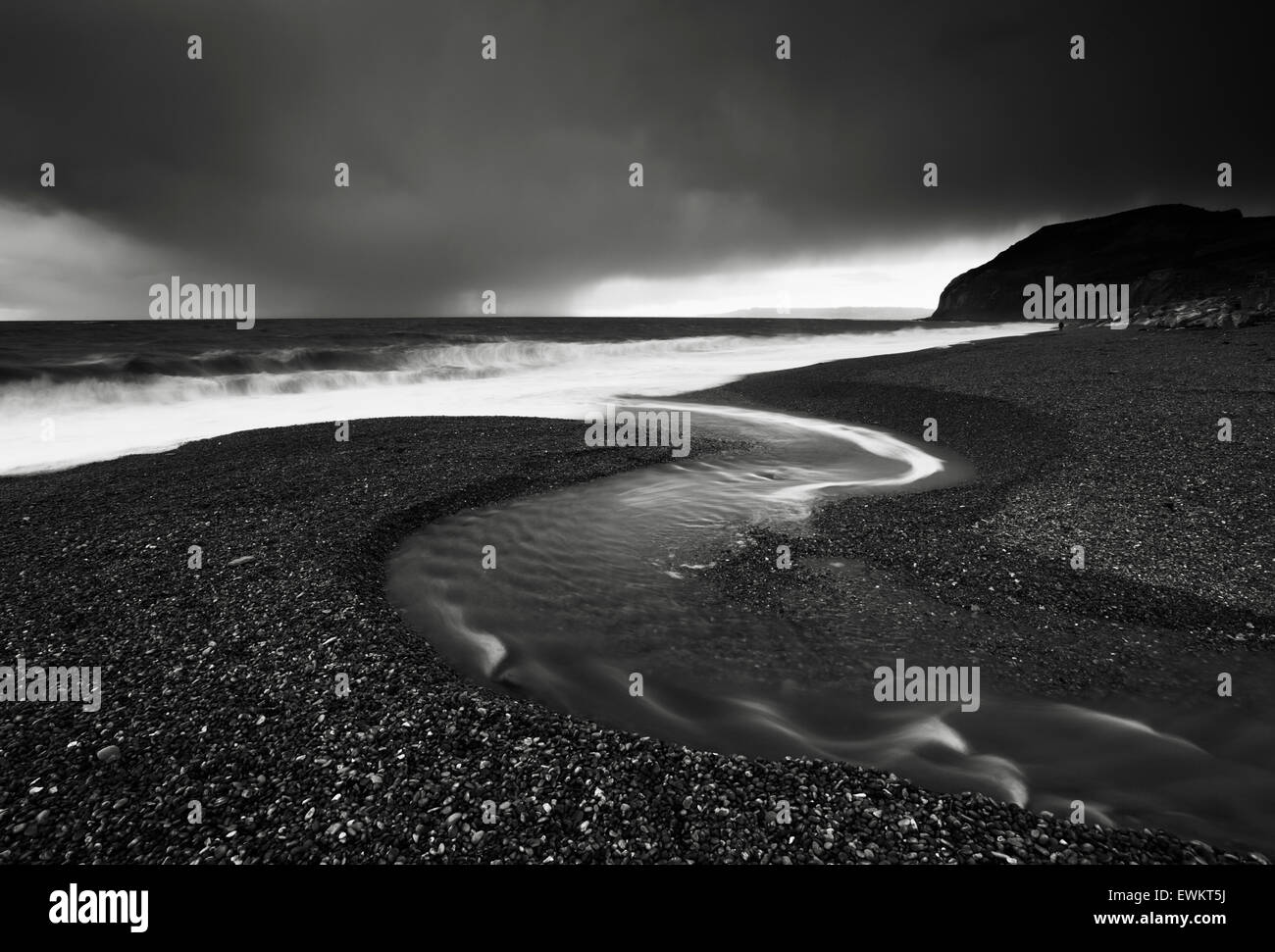 Fiume scorre verso il mare. Seatown Beach. Jurassic Coast Sito Patrimonio Mondiale. Il Dorset. Regno Unito. Foto Stock