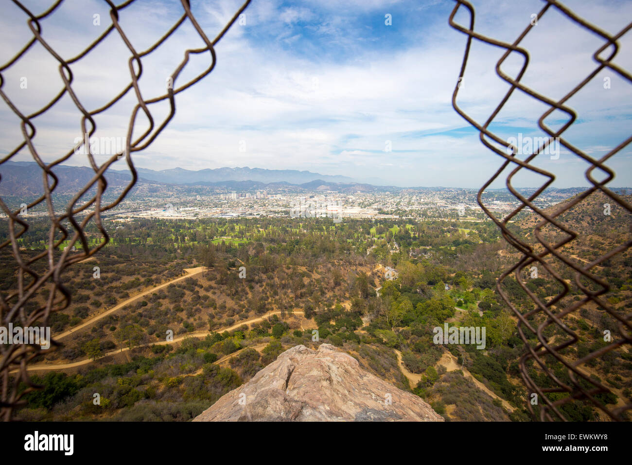 Vista di Los Angeles San Gabriel Valley dalla sommità della roccia di api in treno in Griffith Park. Foto Stock