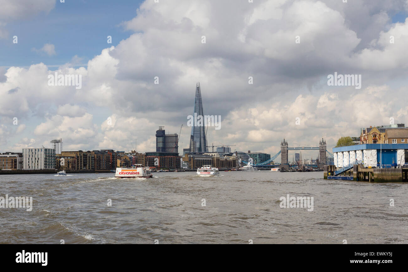 Lo skyline di Londra dal fiume che mostra la Shard, il London Assembly Building, Tower Bridge e traghetti e battelli turistici. Foto Stock