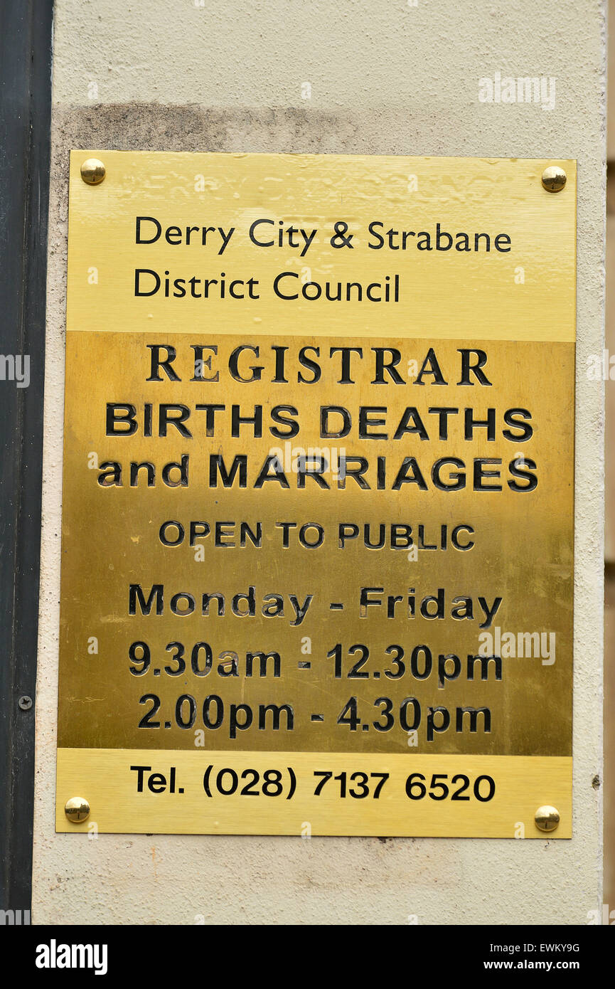 La placca al di fuori del cancelliere di nascite, decessi e matrimoni ufficio in Magazine Street, Londonderry (Derry), Irlanda del Nord Foto Stock