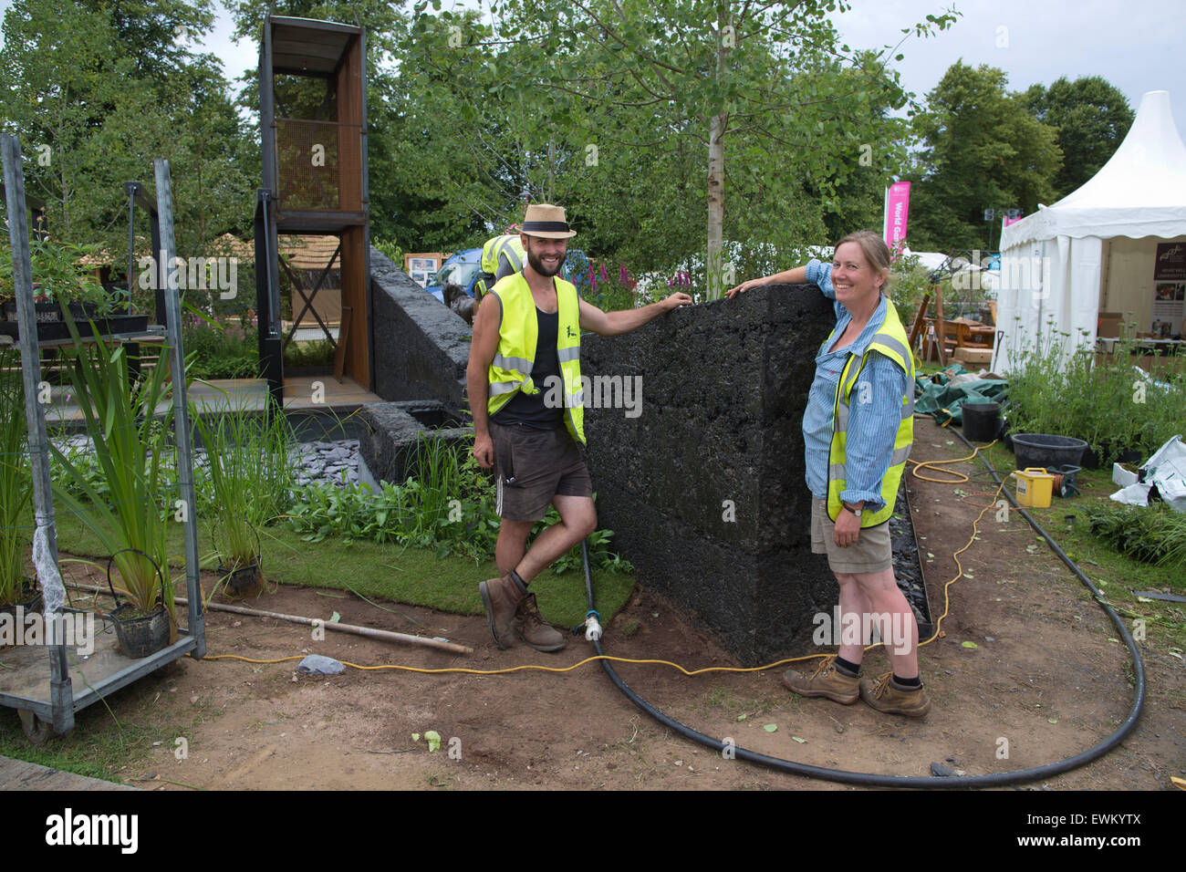 RHS Hampton Court Flower Show 2015, cucitura verde mostra garden designer Stuart Towner e Beth Williams, Hampton Court, England, Regno Unito Foto Stock