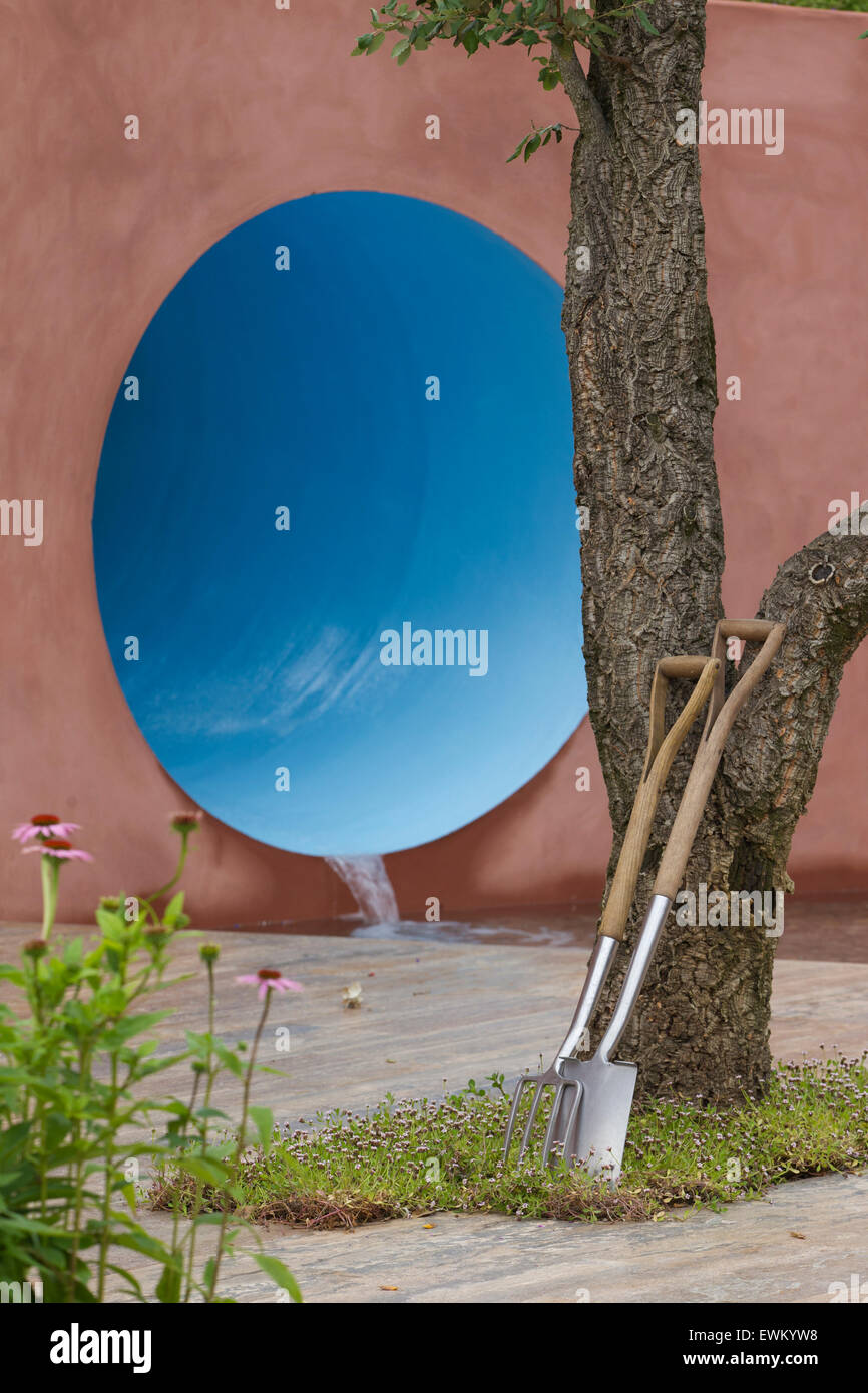 RHS Hampton Court Flower Show 2015, SABO:Il Cerchio della Vita mostra giardino, Hampton Court, Surrey, England, Regno Unito Foto Stock