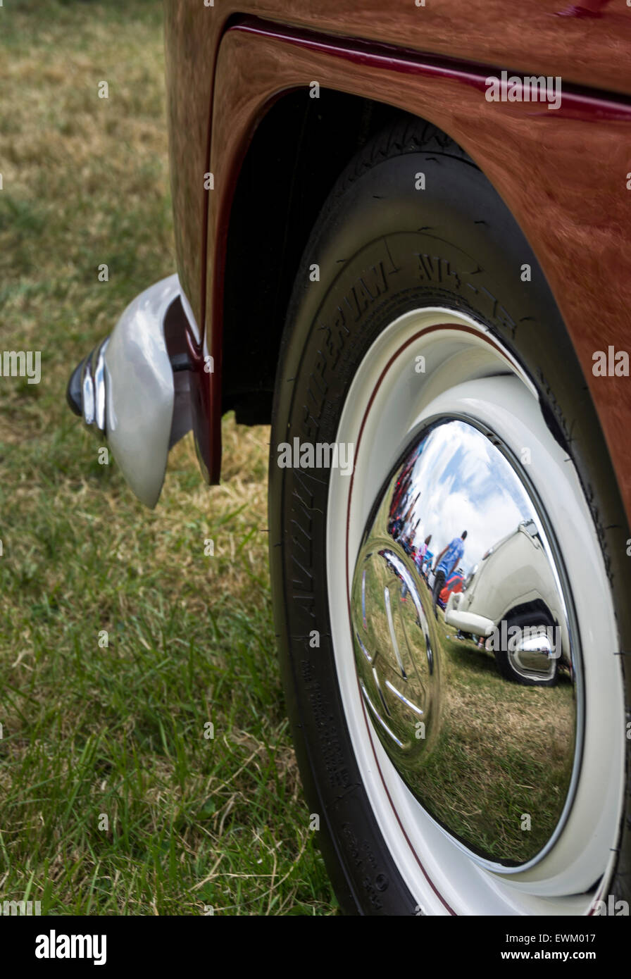 Classico Volkswagen Beetle riflessa nel cappuccio del mozzo di un altro Scarabeo a Volksfest Bristol. Foto Stock