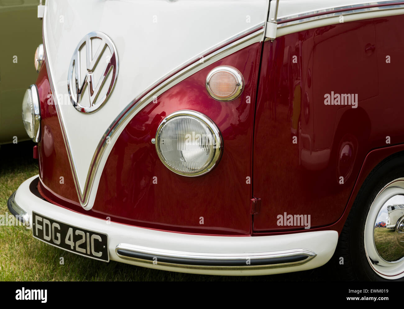 Classico Volkswagen camper schierati al Volksfest Bristol. Foto Stock