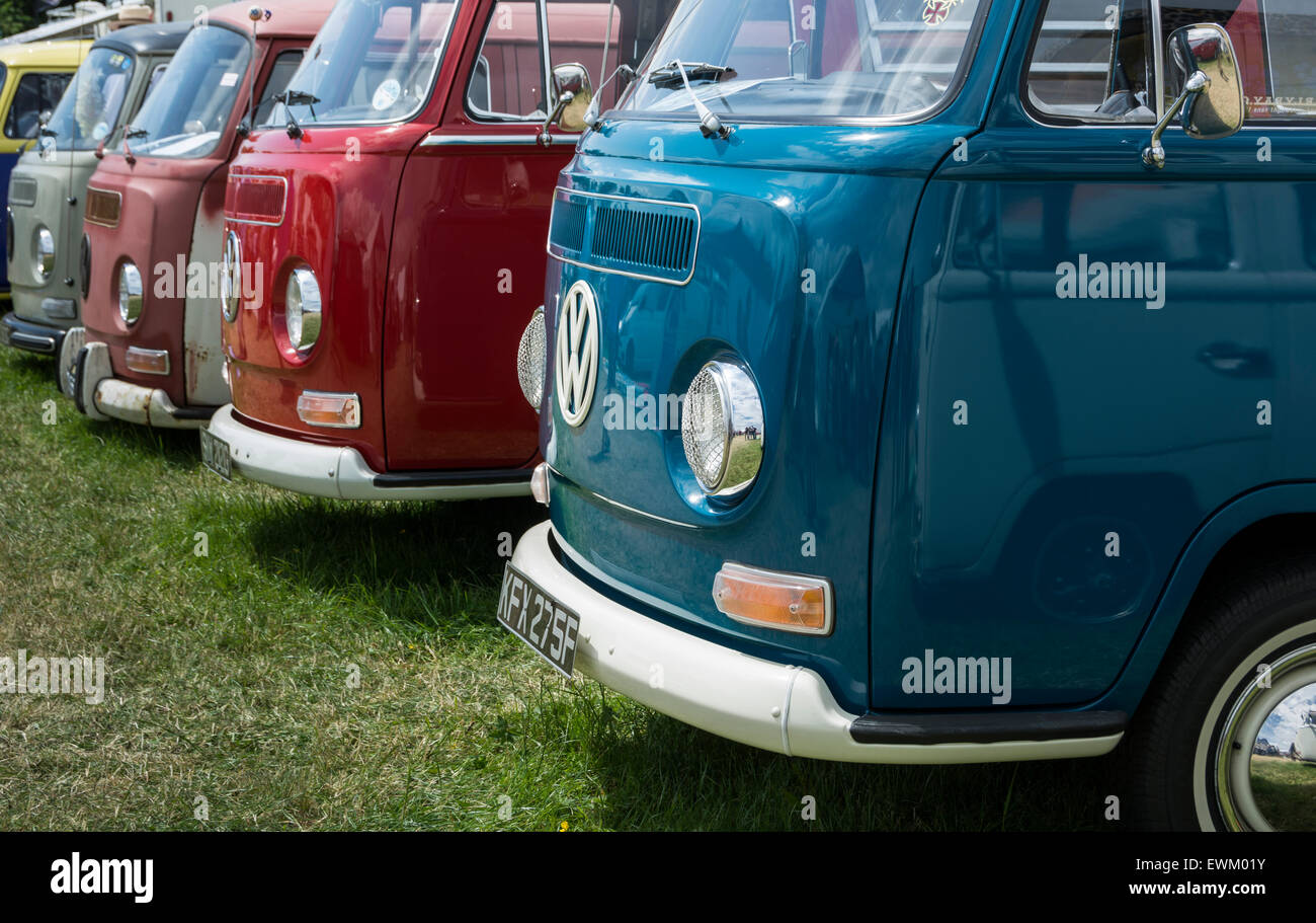 Classico Volkswagen camper schierati al Volksfest Bristol. Foto Stock