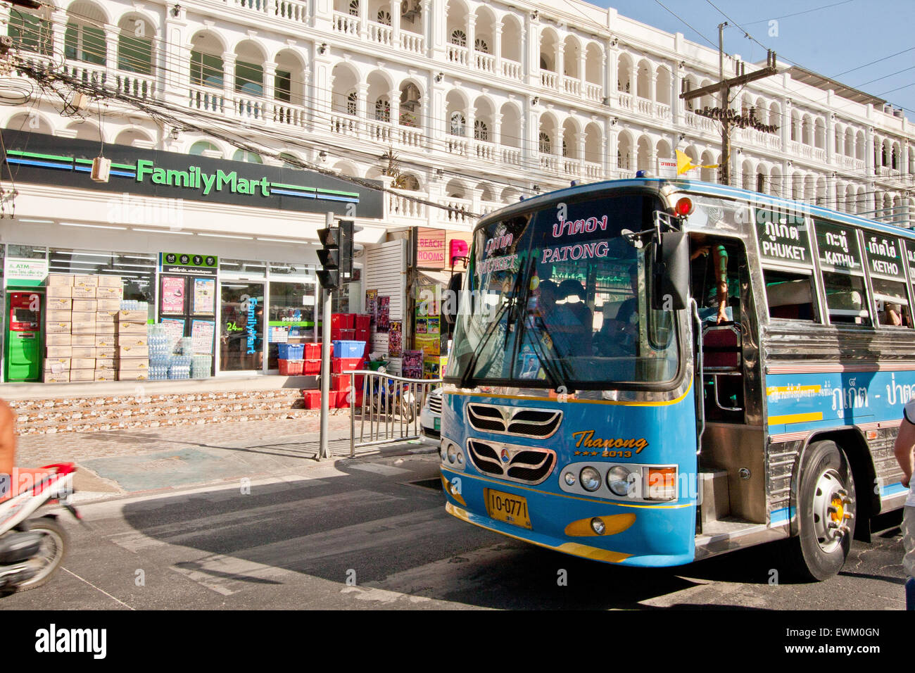 Il vecchio bus in Phuket, Pathong, Thailandia, famiglia mart Foto Stock
