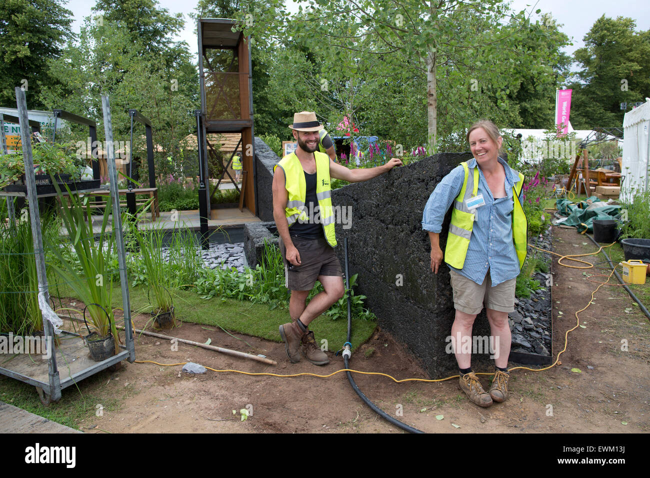 RHS Hampton Court Flower Show 2015, cucitura verde mostra garden designer Stuart Towner e Beth Williams, Hampton Court, England, Regno Unito Foto Stock