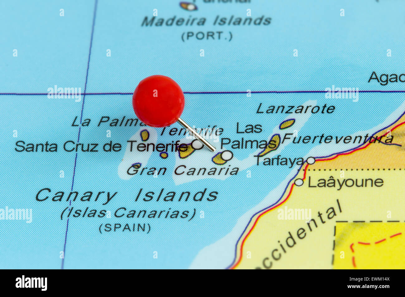 Close-up di una puntina rossa su una mappa delle Isole Canarie, Spagna Foto  stock - Alamy