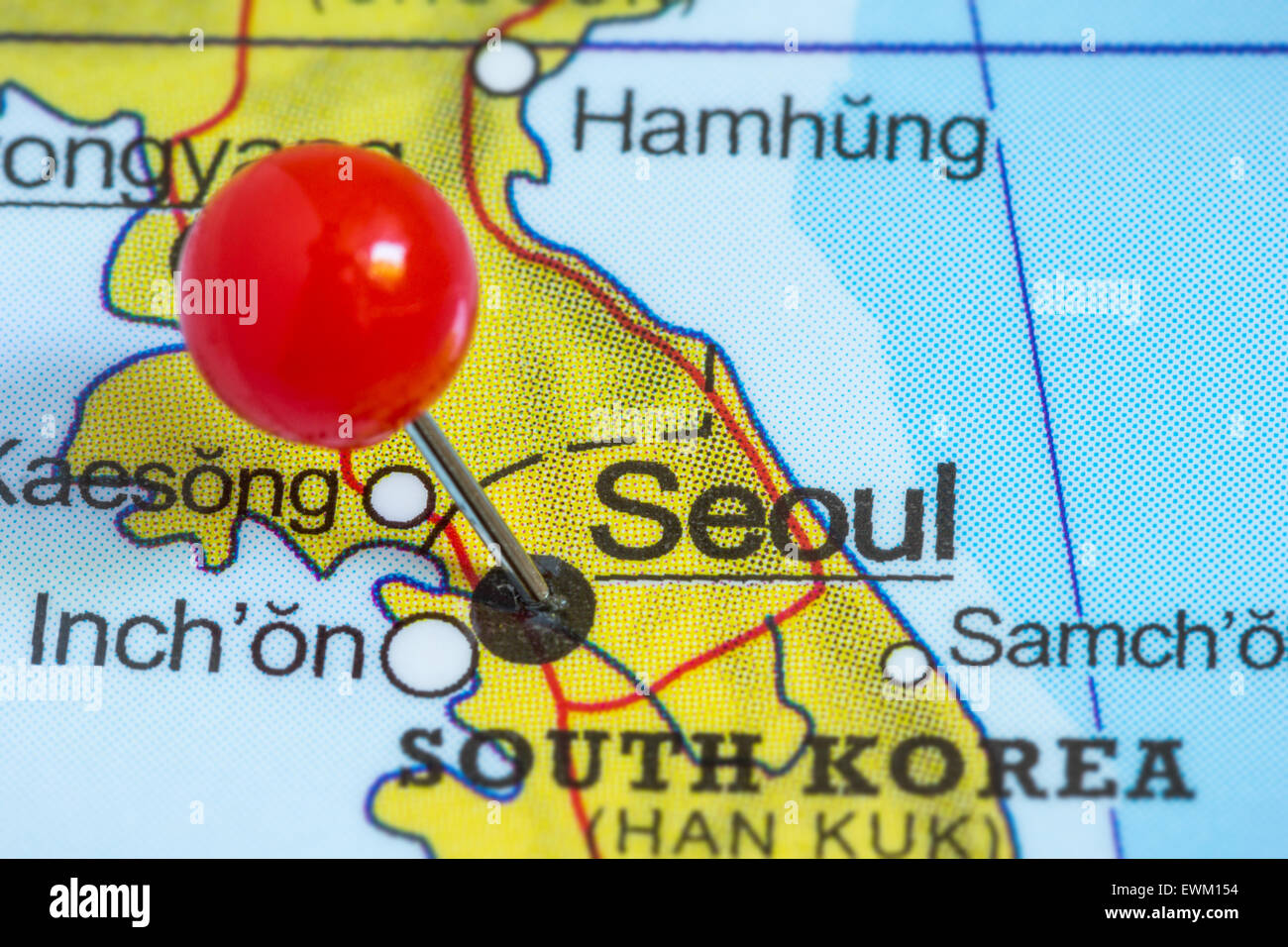 Close-up di una puntina rossa su una mappa di Seoul, Corea del Sud Foto Stock