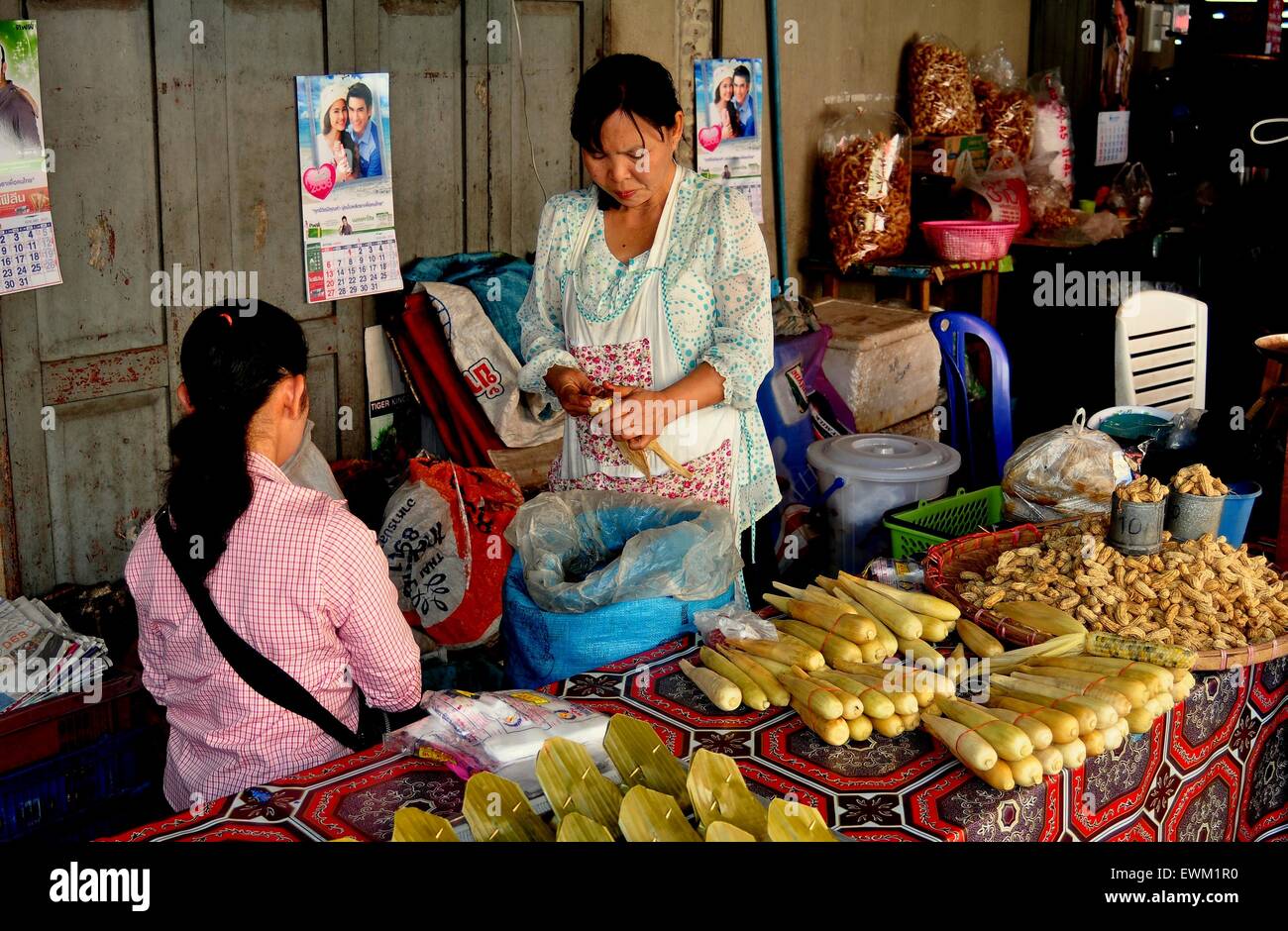 Chiang Mai, Thailandia: Due Tailandese donne vendita di bambù, arachidi e altri cibi esotici al mercato Somphet Foto Stock