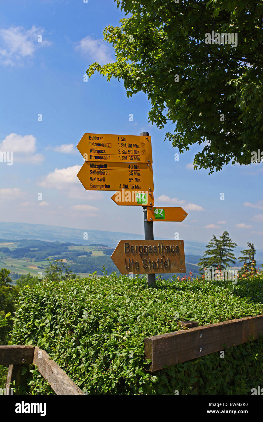 Indicazione delle distanze dei sentieri nelle montagne e valli in cima Uetliberg, Zurigo Foto Stock