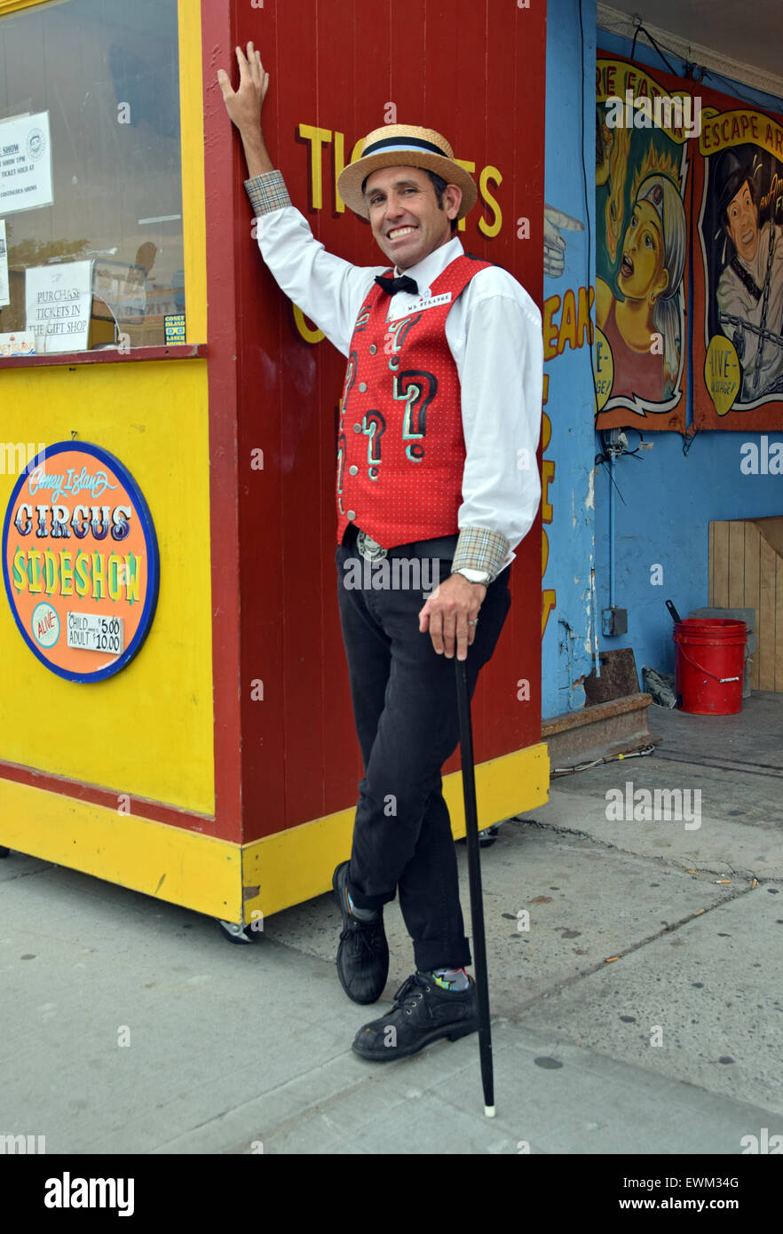 Ritratto del sig. strano, il barker a Sideshow dal mare di Coney Island, Brooklyn, New York. Foto Stock