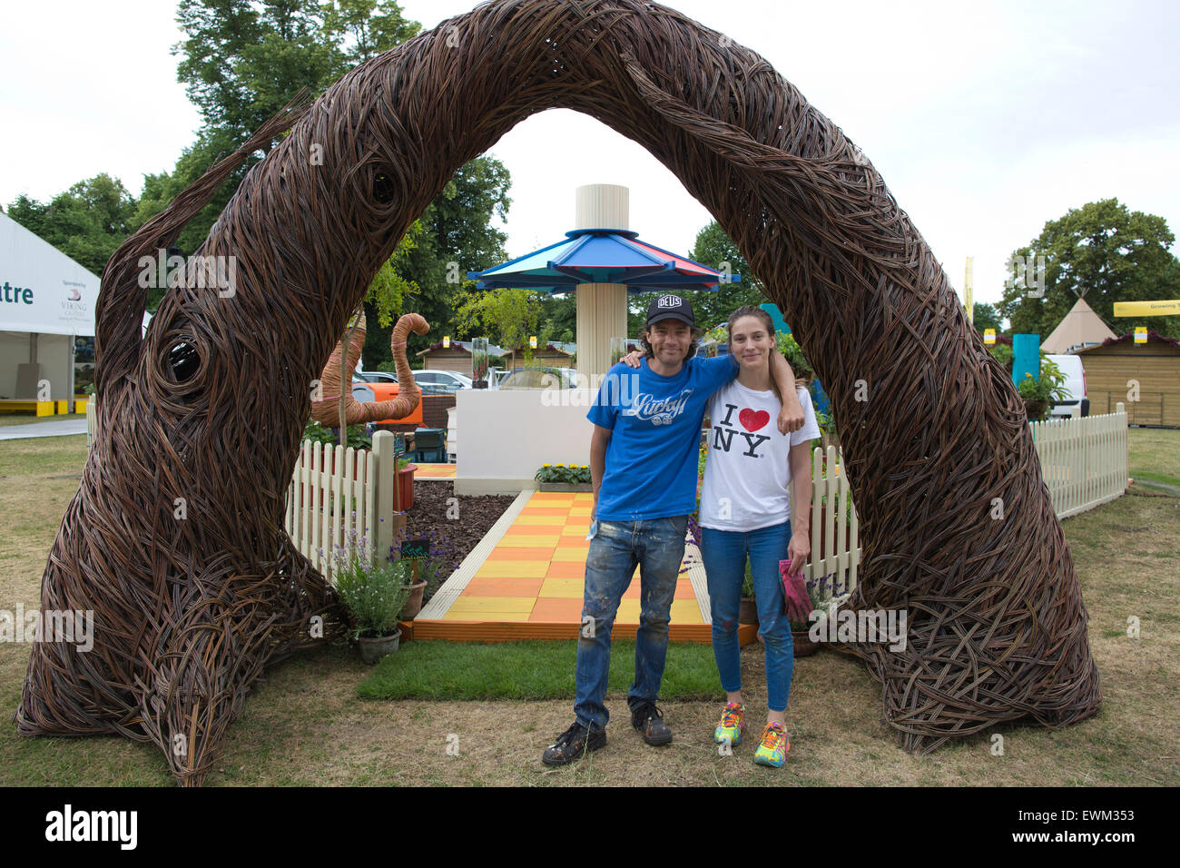 RHS Hampton Court Flower Show 2015, Henri le Worm:giardino comunità designer Oli Blanc e Charlotte sale, Hampton Court, REGNO UNITO Foto Stock