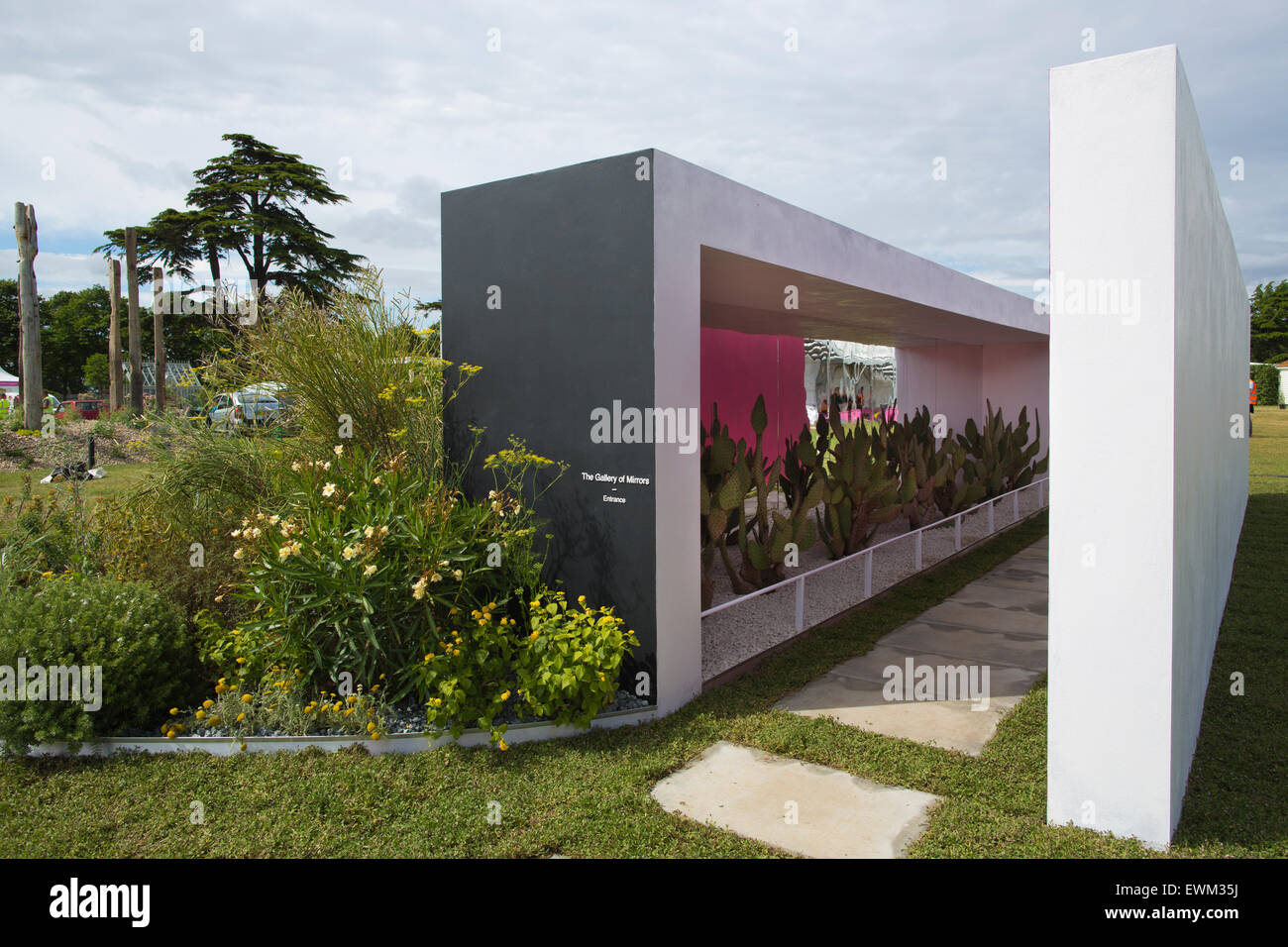 RHS Hampton Court Flower Show 2015, la Galleria degli Specchi giardino concettuale, Hampton Court, Surrey, England, Regno Unito Foto Stock