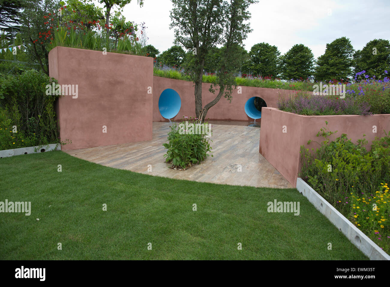 RHS Hampton Court Flower Show 2015, SABO:Il Cerchio della Vita mostra giardino, Hampton Court, Surrey, England, Regno Unito Foto Stock