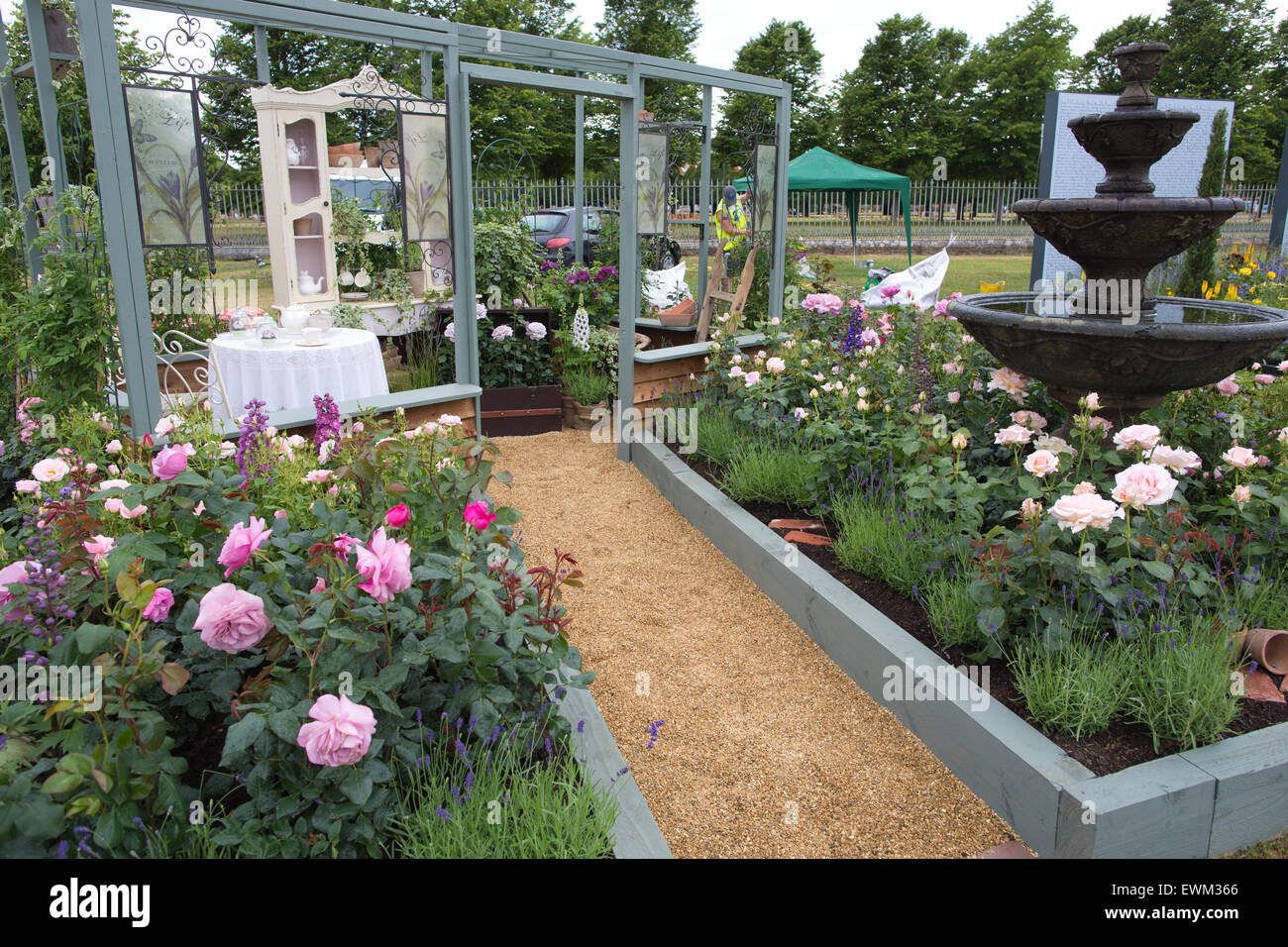 RHS Hampton Court Flower Show 2015, prendere il tempo di profumo di rose show garden designer Adam Leverett , Hampton Court, Surrey, Regno Unito Foto Stock