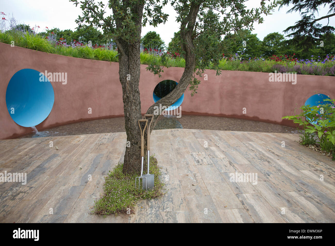 RHS Hampton Court Flower Show 2015, SABO:Il Cerchio della Vita mostra giardino, Hampton Court, Surrey, England, Regno Unito Foto Stock