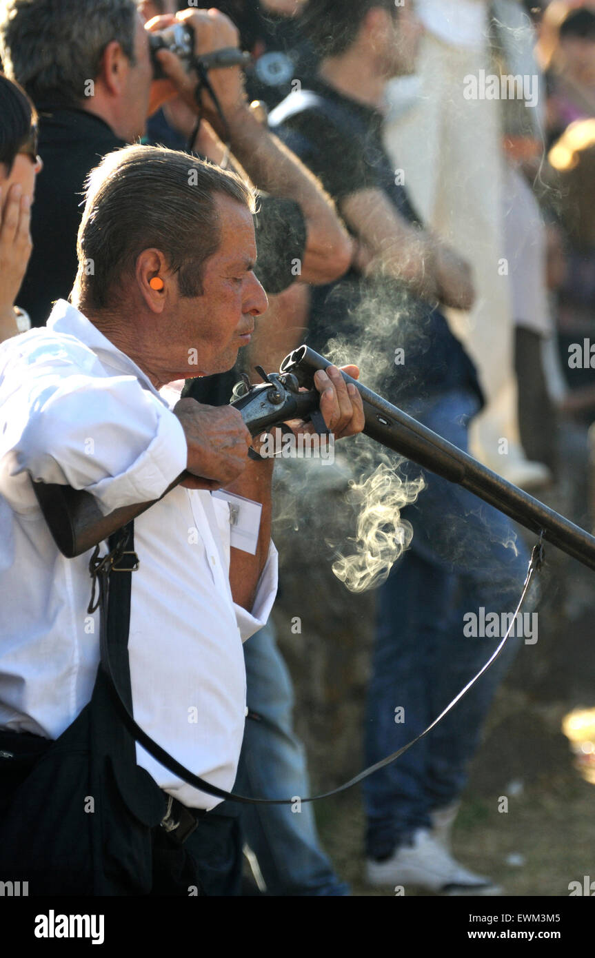 Sedilo, Sardegna, Italia, 7/7/2012. I fucilieri presso la famosa Ardia corsa di cavalli Foto Stock