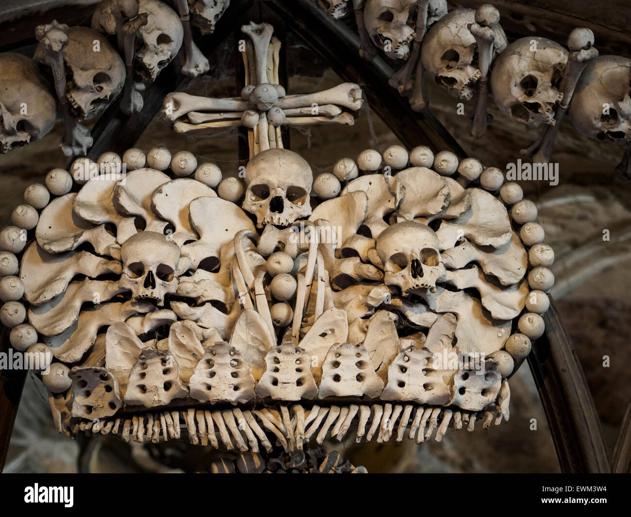 Ossa disposte in modo creativo al Sedlec ossario, Kutna Hora, Repubblica Ceca Foto Stock